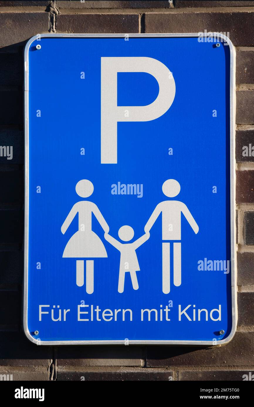 Wegweiser Für Eltern Mit Kind, Familienparkplatz, Nordrhein-Westfalen, Deutschland Stockfoto