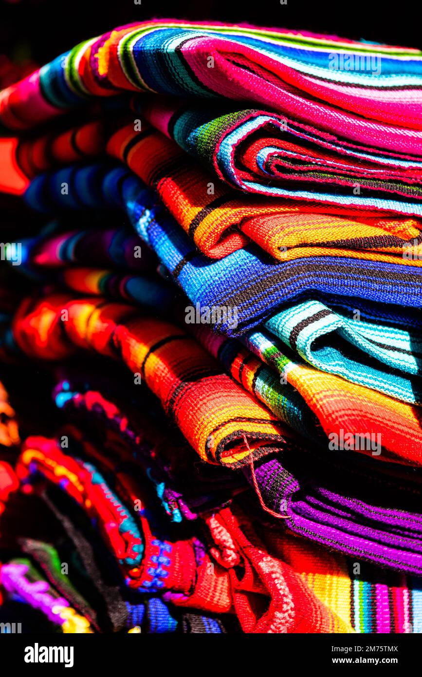 Handgefertigter Stoff in natürlichen Farben auf dem Chichicastenango-Markt Stockfoto