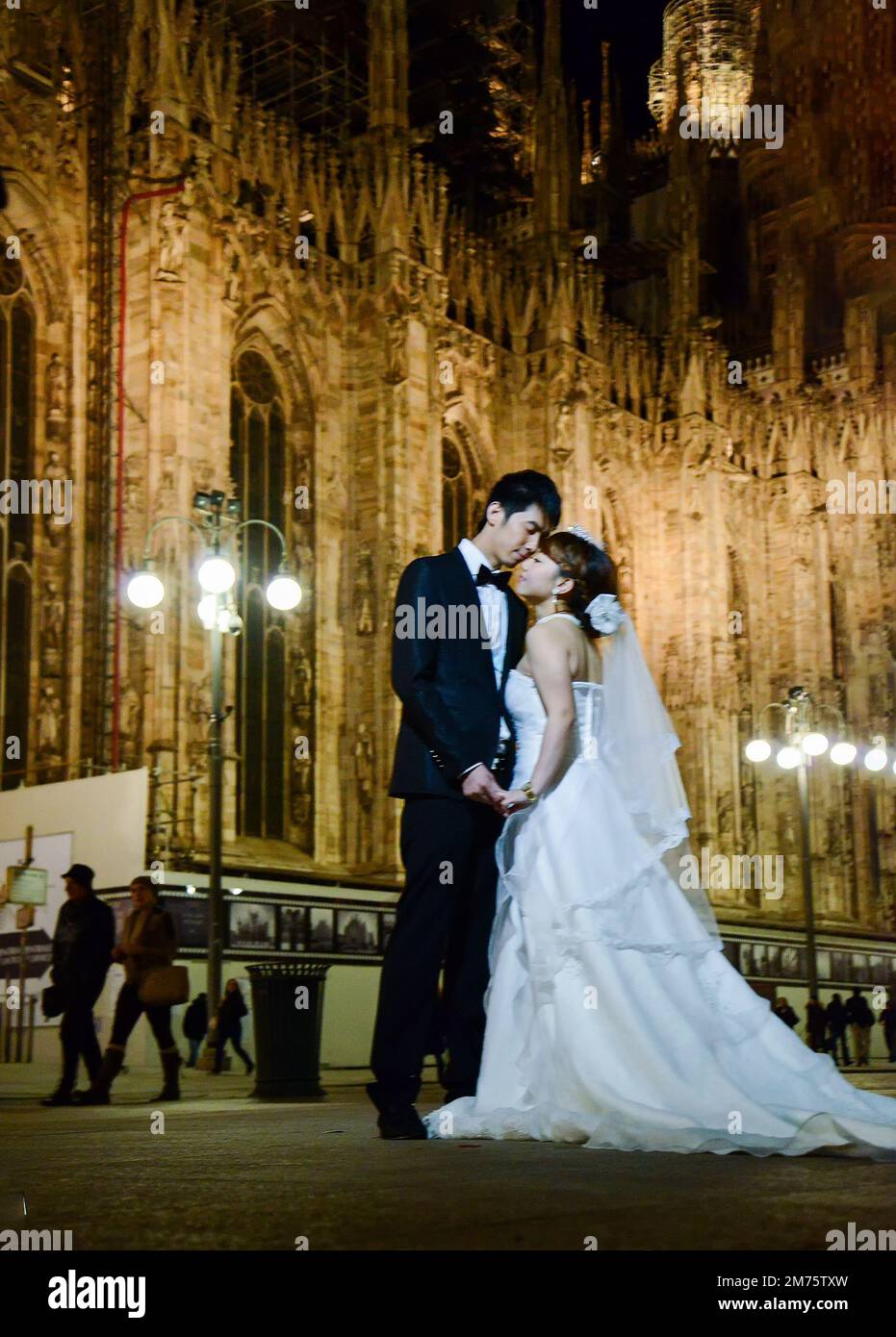 02-22-2014 Mailand , Italien. Die allgegenwärtigen chinesischen Hochzeitspaare dieses Mal in Mailand mit der Mailänder Kathedrale im Hintergrund Stockfoto