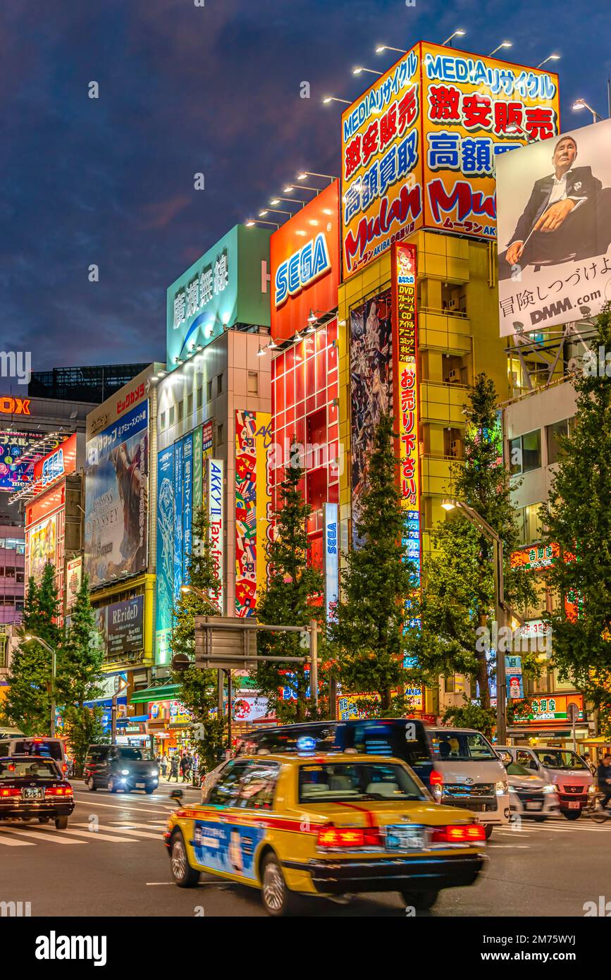 Stadtbild in Chuo Dori in Akihabara Electric Town in der Abenddämmerung, Tokio, Japan Stockfoto