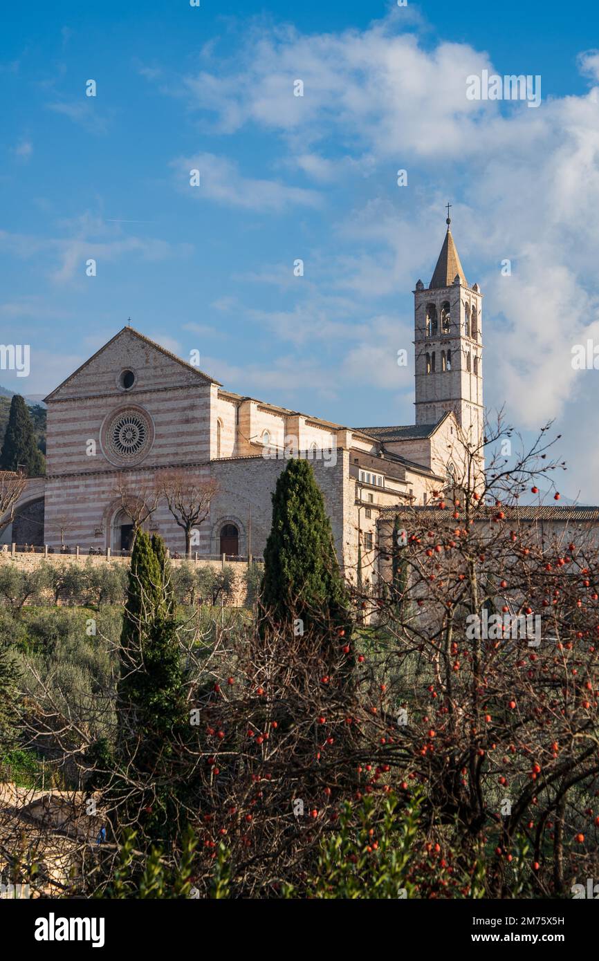 Kirche Santa Chiara, Assisi, Perugia, Umbrien, Italien. Die majestätische Kirche Santa Chiara, wo der Körper des heiligen von Assisi aufbewahrt wird. Stockfoto