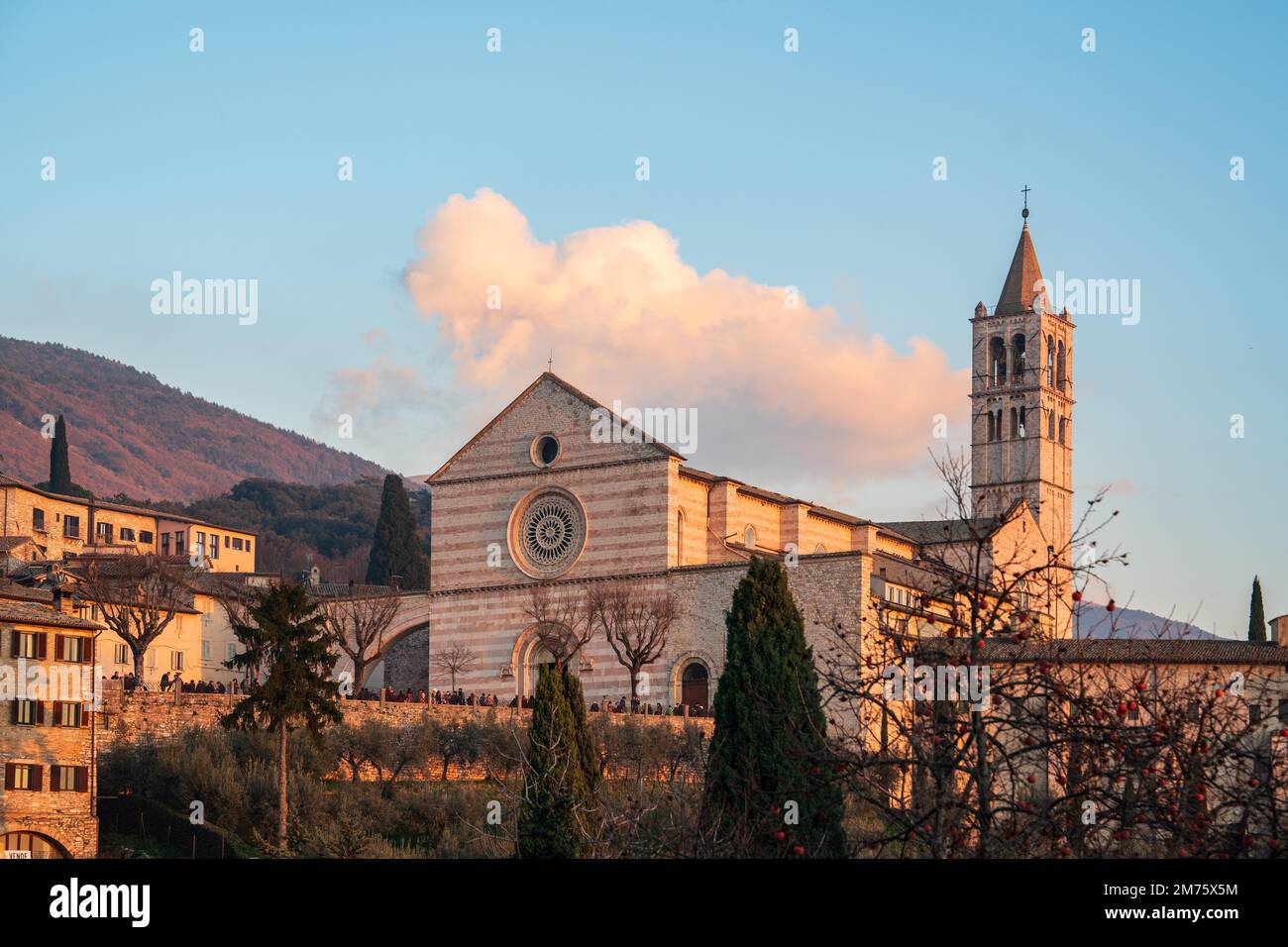 Kirche Santa Chiara, Assisi, Perugia, Umbrien, Italien. Die majestätische Kirche Santa Chiara, wo der Körper des heiligen von Assisi aufbewahrt wird. Stockfoto