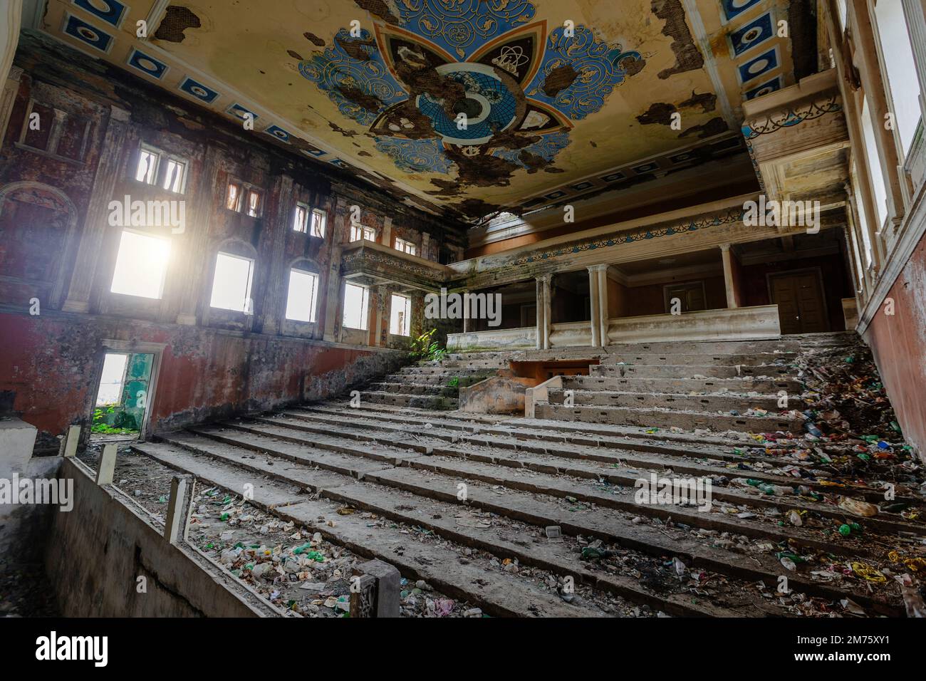 Altes verlassenes, ruiniertes Bühnentheater oder Kinosaal. Stockfoto