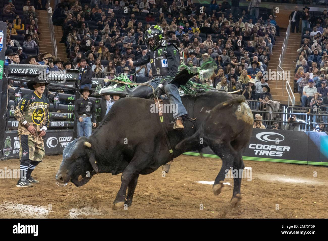 New York, New York, USA. 6. Januar 2023. (NEU) 2023 Professional Bull Riders entfesseln das Biest im Garten. 06. Januar 2023, New York, New York, USA: Daylon Swearingen fährt mit dem Soul Train während des Professional Bull Riders 2023 Unleash the Beast Events im Madison Square Garden am 6. Januar 2023 in New York City. Kredit: M10s/TheNews2 (Kredit: © M10s/TheNEWS2 über ZUMA Press Wire) Stockfoto