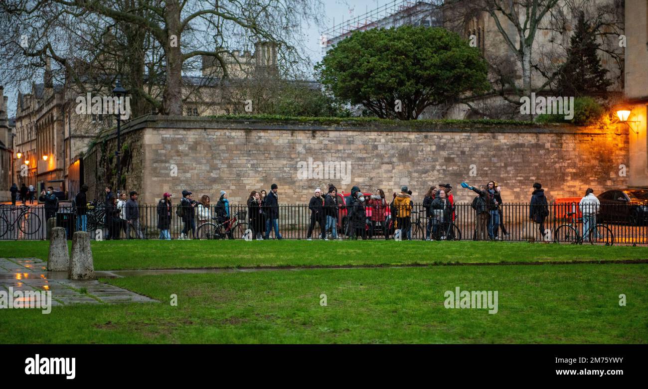 Gruppen von Touristen erhalten eine Führung durch die Colleges in Oxford City. Stockfoto