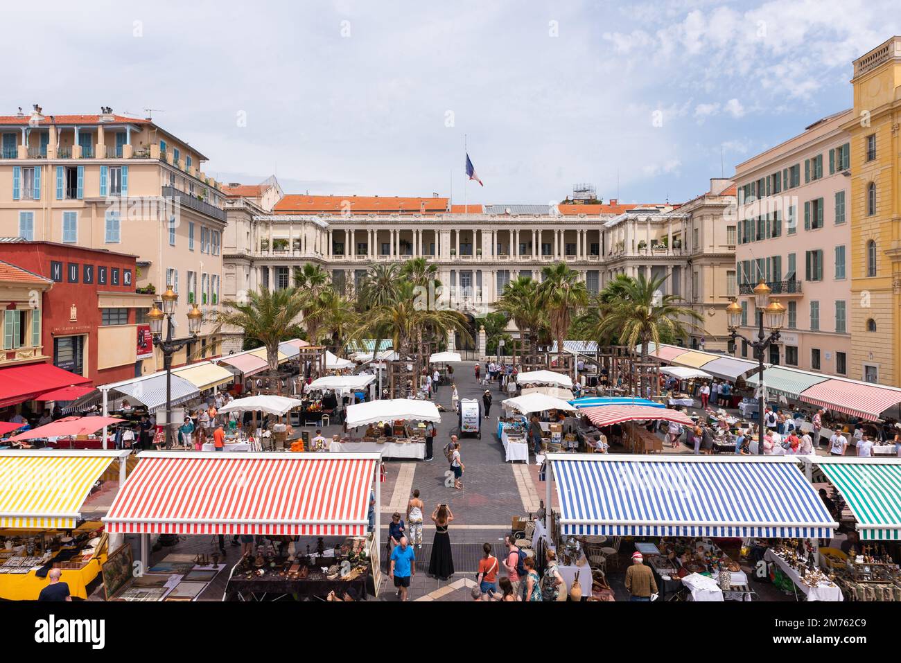 Nice, Alpes-Maritimes, Provence-Alpes-Cote-d’Azur, Frankreich – 23. Mai 2022 : Blumenmarkt Cours Saleya und Präfektur alpes-martimes in the o Stockfoto
