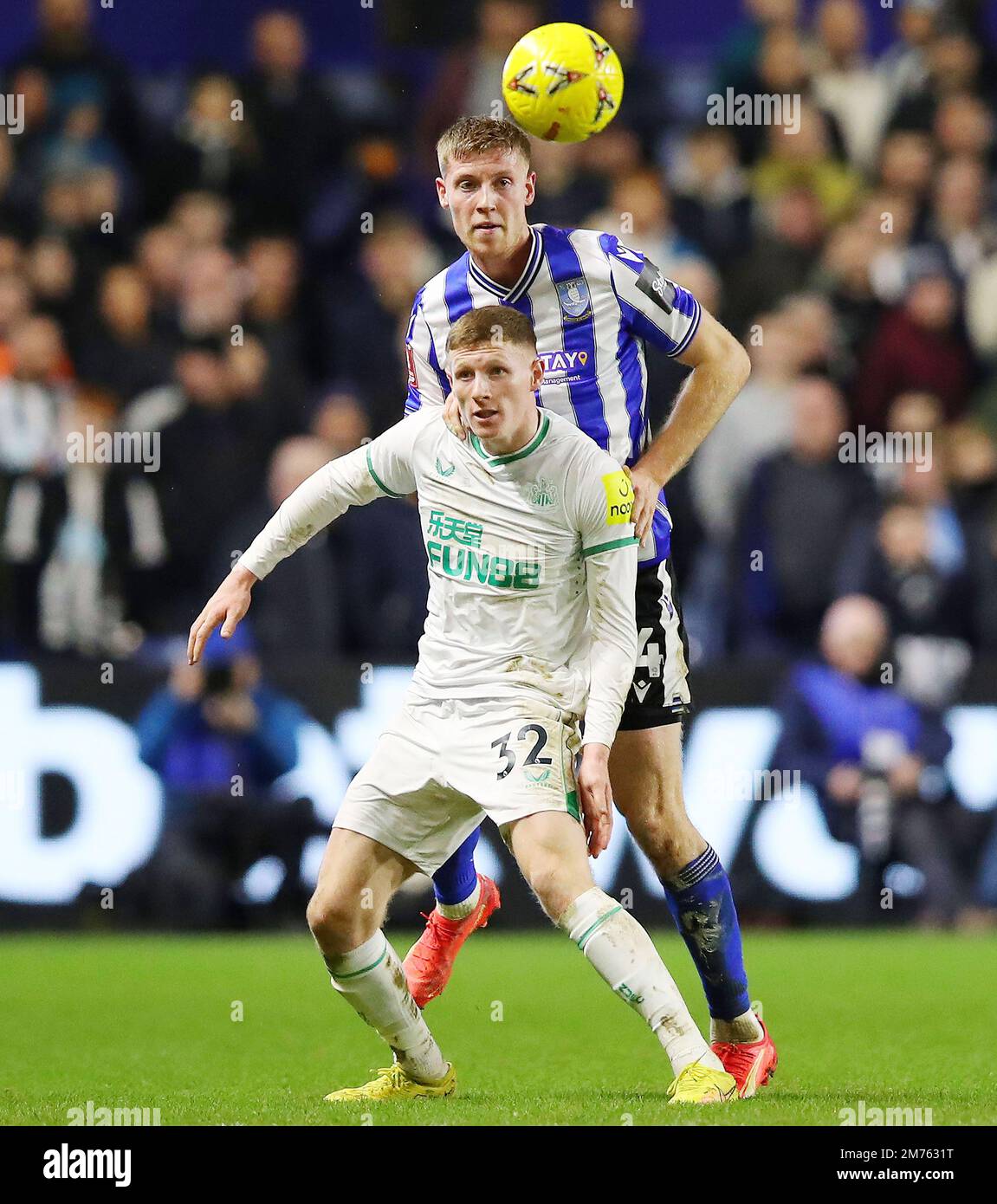 Sheffield, Großbritannien. 7. Januar 2023. Mark McGuinness von Sheffield am Mittwoch kämpft mit Elliot Anderson von Newcastle United um den Ball während des FA-Cup-Spiels in Hillsborough, Sheffield. Der Bildausdruck sollte lauten: Lexy Ilsley/Sportimage Credit: Sportimage/Alamy Live News Stockfoto