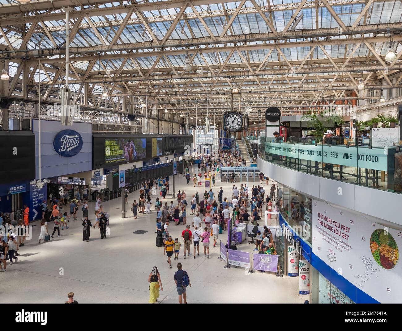 Die Uhr und die Menschen am späten Morgen in der Waterloo Station in London Stockfoto