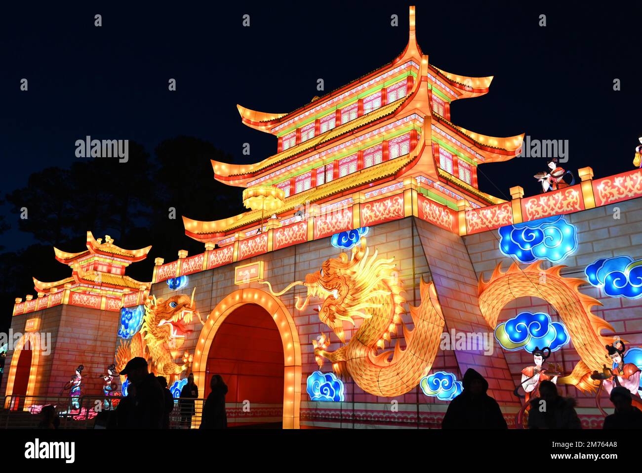 Beim Chinese Lantern Festival in Cary, North Carolina, erstrahlt der Dragon Palace bei Dunkelheit. Stockfoto