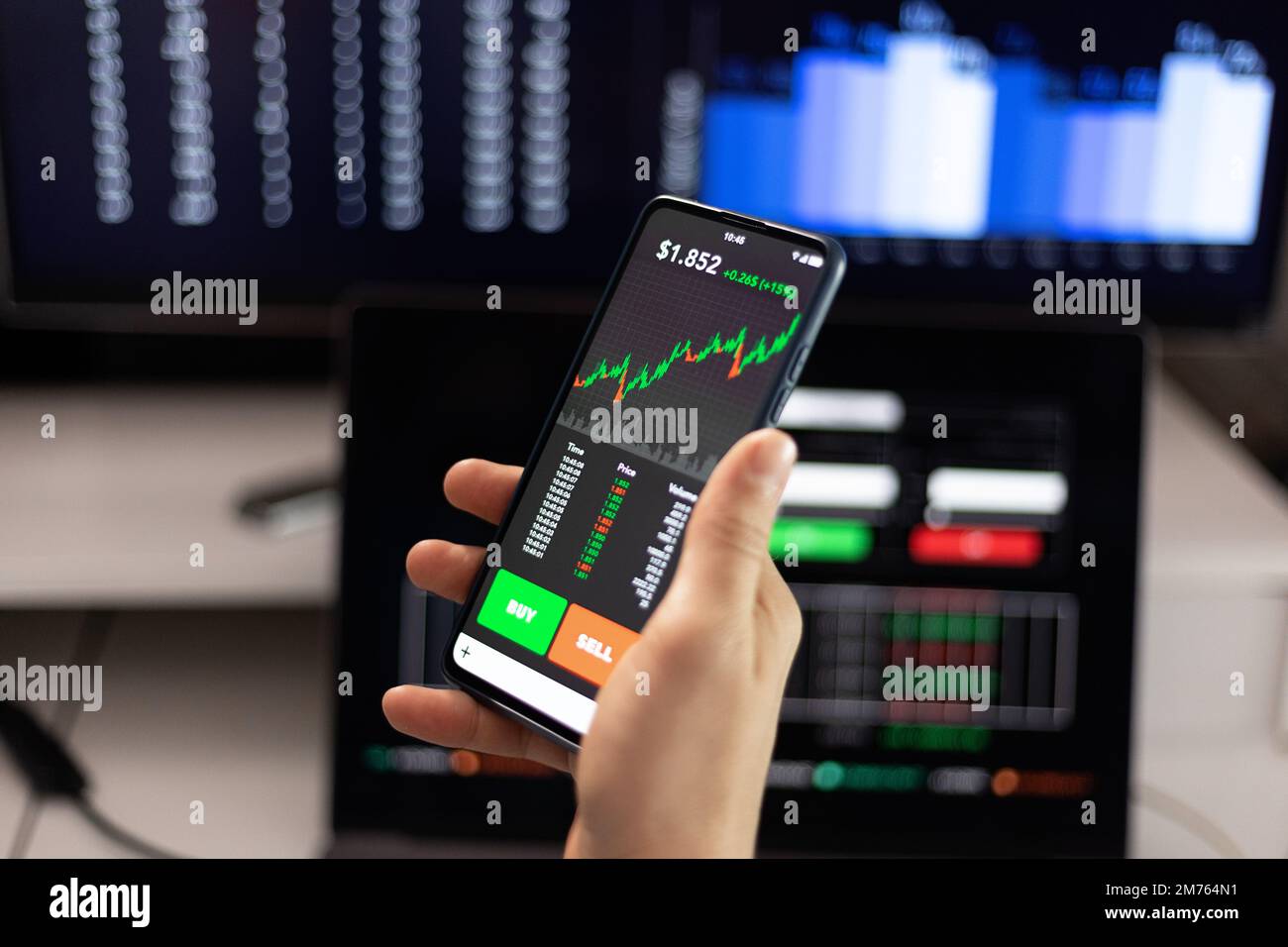 Geschäftsmann, der eine Mobiltelefon-App für Börsenanalysen verwendet Stockfoto
