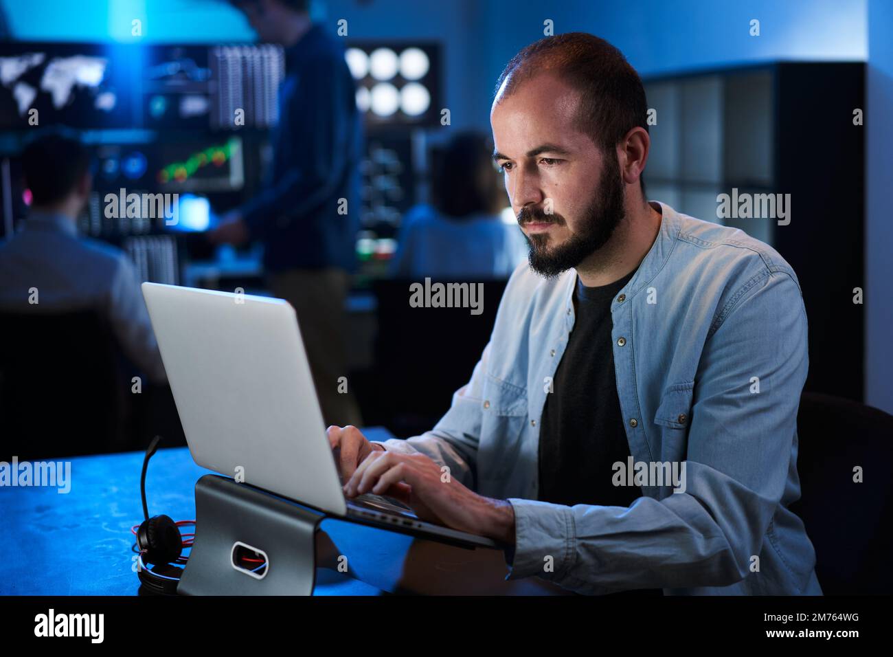 Finanzanalyst, der an einem Computer mit Multi-Monitor-Workstation-Aktien, Rohstoffen und Börsendiagrammen arbeitet. Geschäftsmann arbeitet in Investment Stockfoto