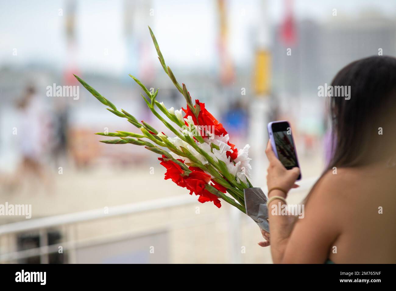 Blumen zu Ehren von iemanja, während einer Party am copacabana Beach. Stockfoto