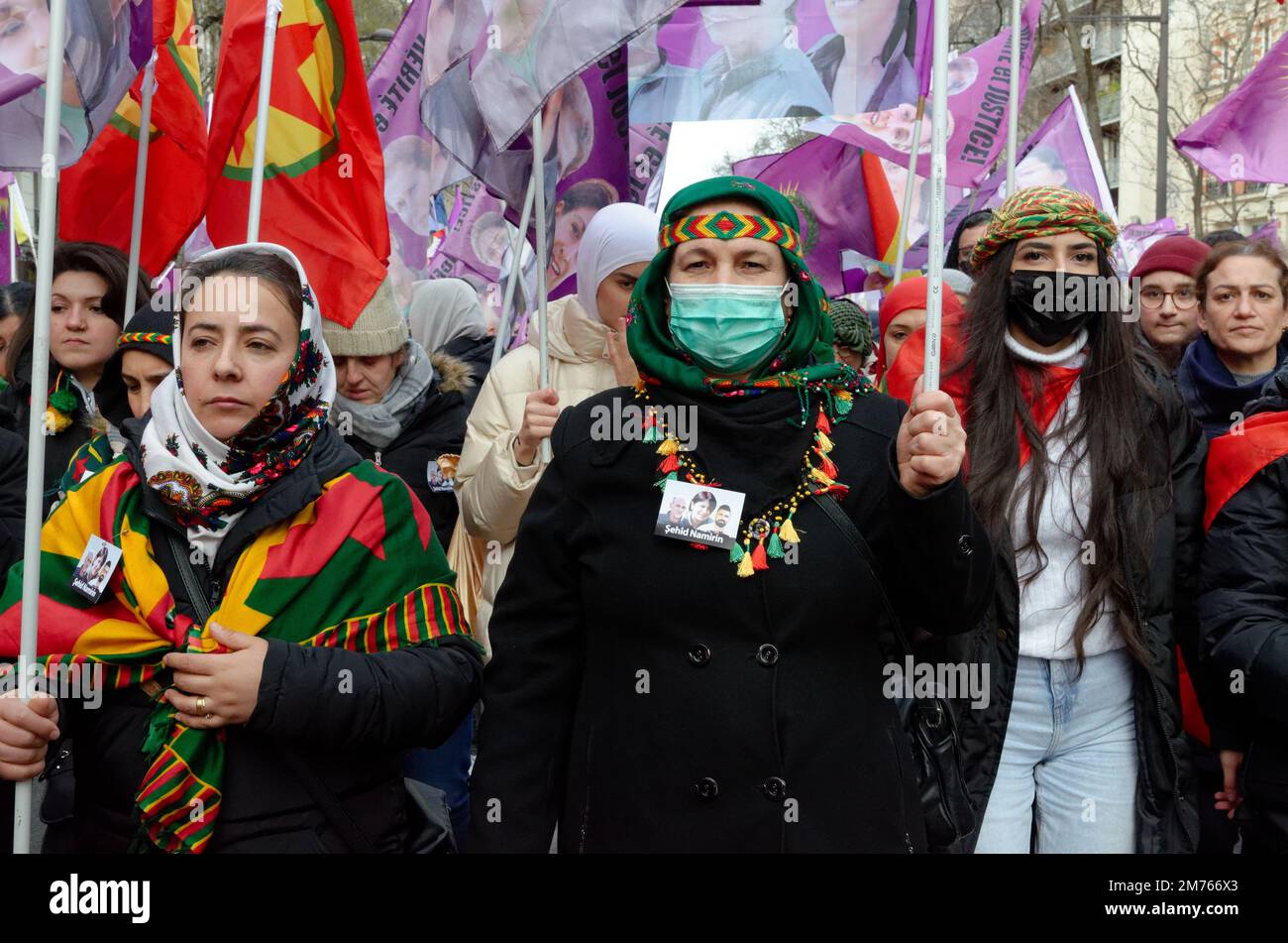 Énorme manifestation de la diaspora Kurde à Paris, pour le 10 ème anniversaire de l'assassinat de 3 militantes Kurdes par les Services Secrets Turcs Stockfoto