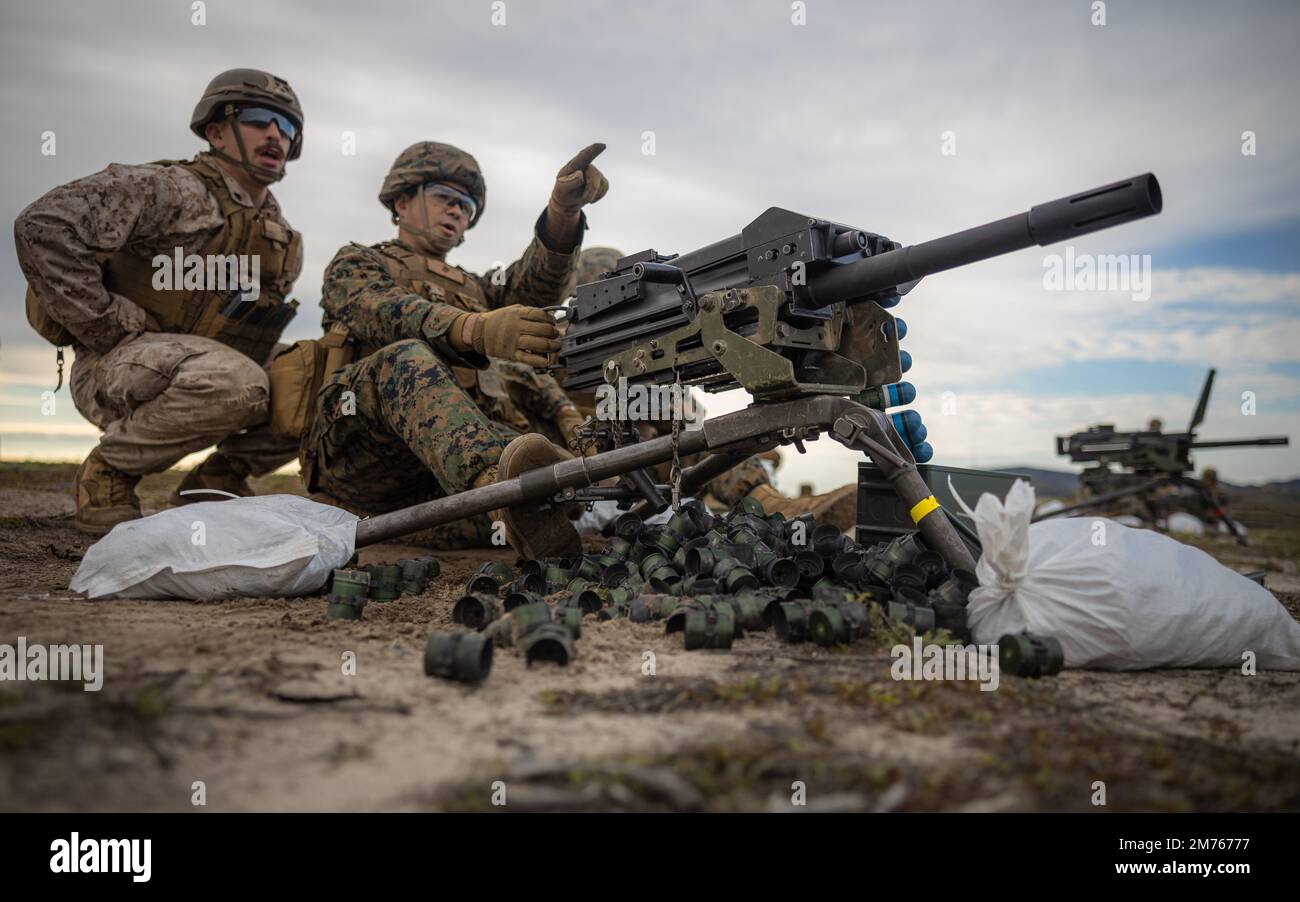 USA Corps CPL. Corey Moore, Ausbilder der Combat Skills Training School, 1. Marine Logistics Group, unterstützt PFC Michael Kearns, einen Kraftfahrzeugbetreiber, beim Auffinden seines Ziels mit einem MK-19-Granatenwerfer während eines Grundkurs für Maschinengewehre in Camp Pendleton, Kalifornien, am 16. Dezember 2022. CSTS bietet in 1. MLG Schulungen zur Nachhaltigkeit in Kampffähigkeiten wie Betrieb, Wartung und Fehlersuche von Waffen, die von der Besatzung für Marines eingesetzt werden. (USA Marinekorps Foto von Sergeant Aldo Sessarego) Stockfoto