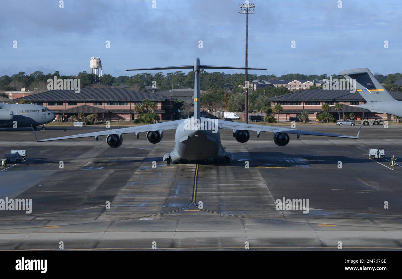 Ein C-17 Globemaster III-Flugzeug befindet sich auf der Fluglinie, bevor es zu einer Mission Generation Übung am Joint Base Charleston, South Carolina, am 5. Januar 2023 abhebt. Der 437. Airlift Wing startete 24 C-17s, die größte Projektion der Luftkraft in der Geschichte von JB Charleston. (USA Air Force Photo von Staff Sgt. Dawn M. Weber) Stockfoto