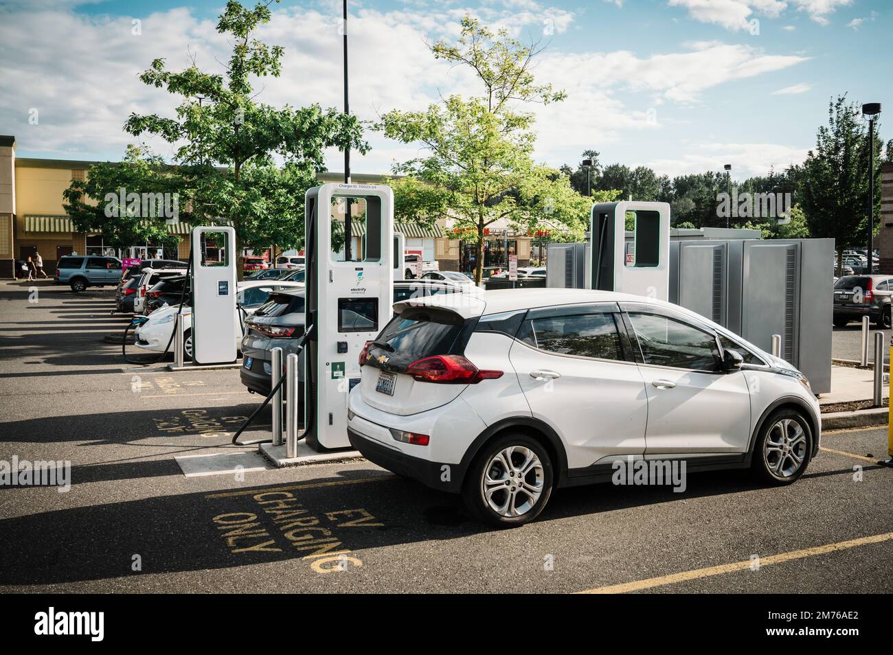 Ladestationen für Elektroautos vor einem Fred Meyer Laden. Bellingham WA, USA. Stockfoto