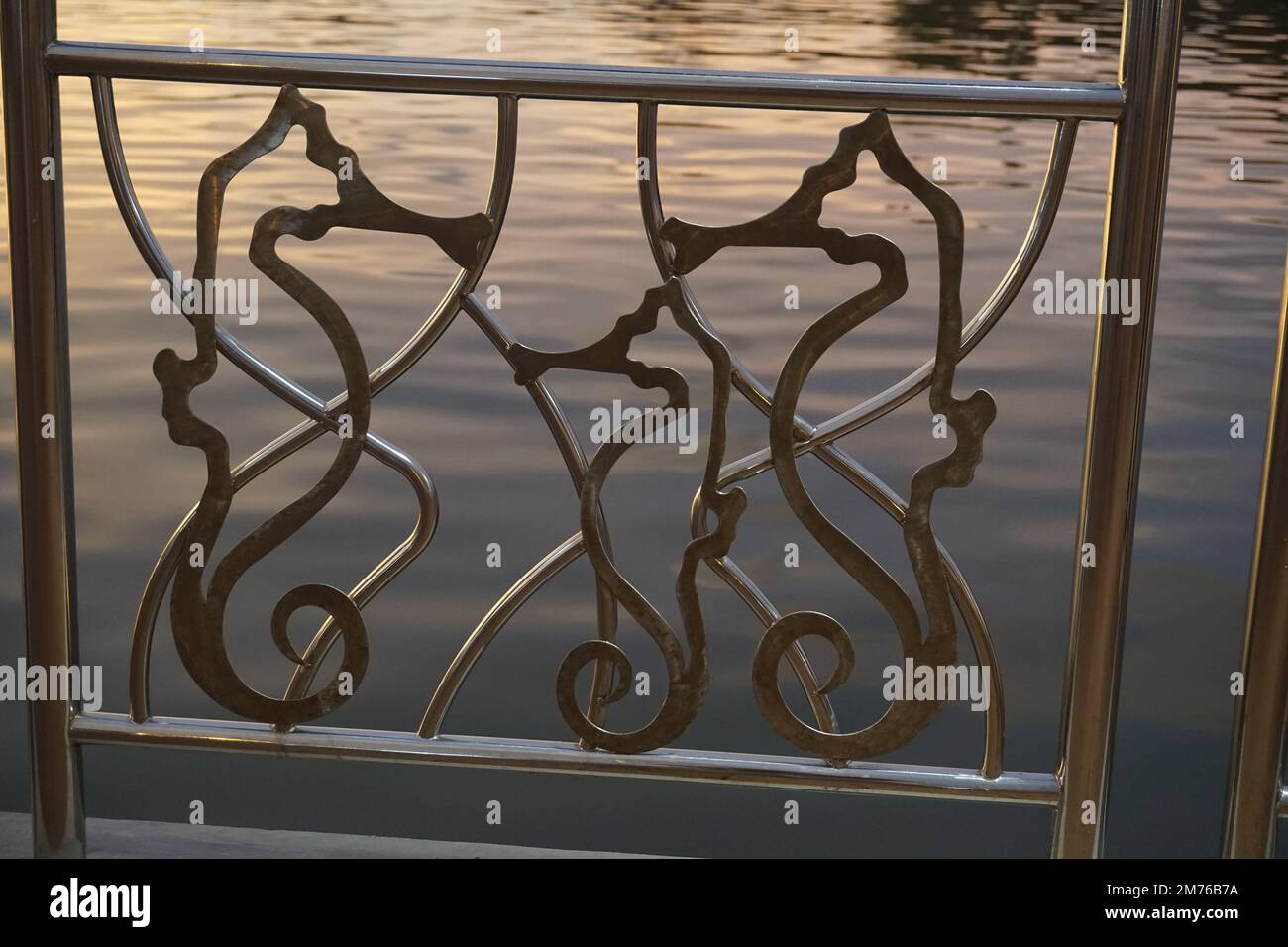 Stahlgeländer mit Seepferdchen-Motiv in Miri, Malaysia Stockfoto