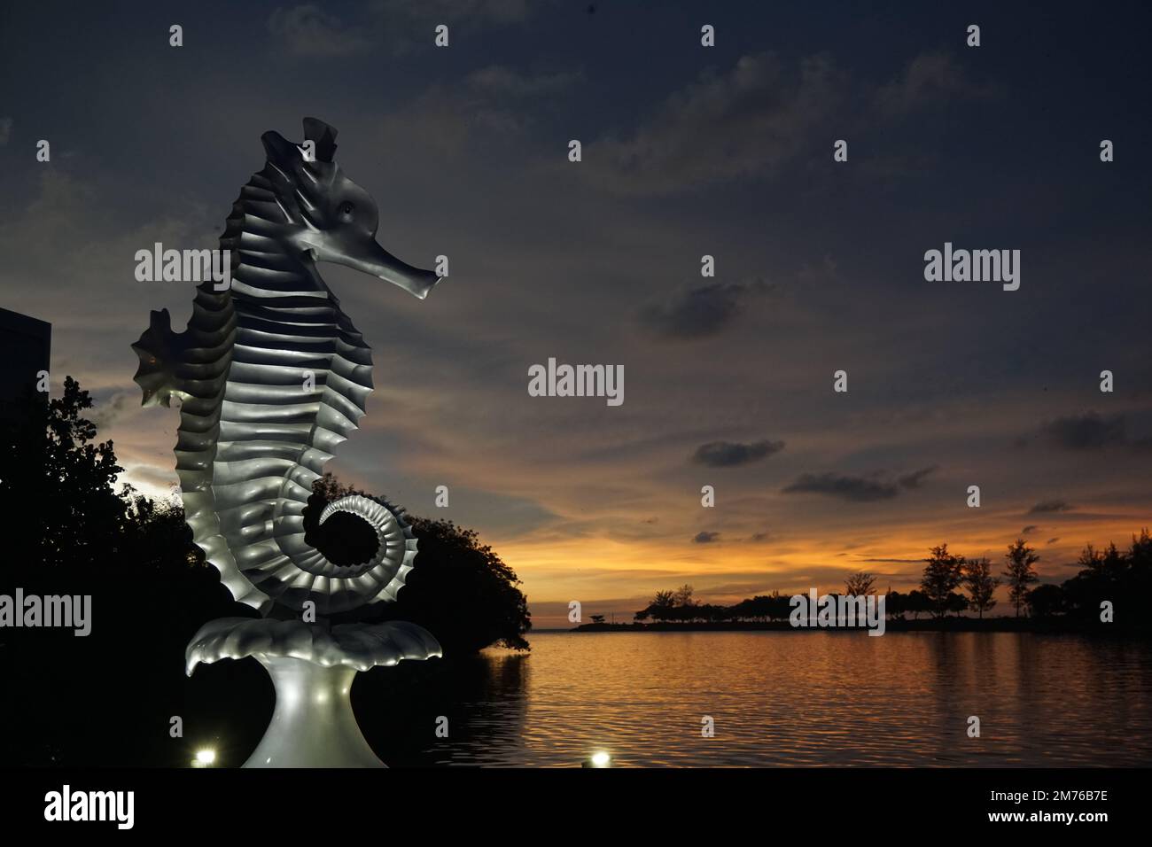 seepferdchen-Statue aus Stahl, Wahrzeichen an der Miri Waterfront am Abend Stockfoto