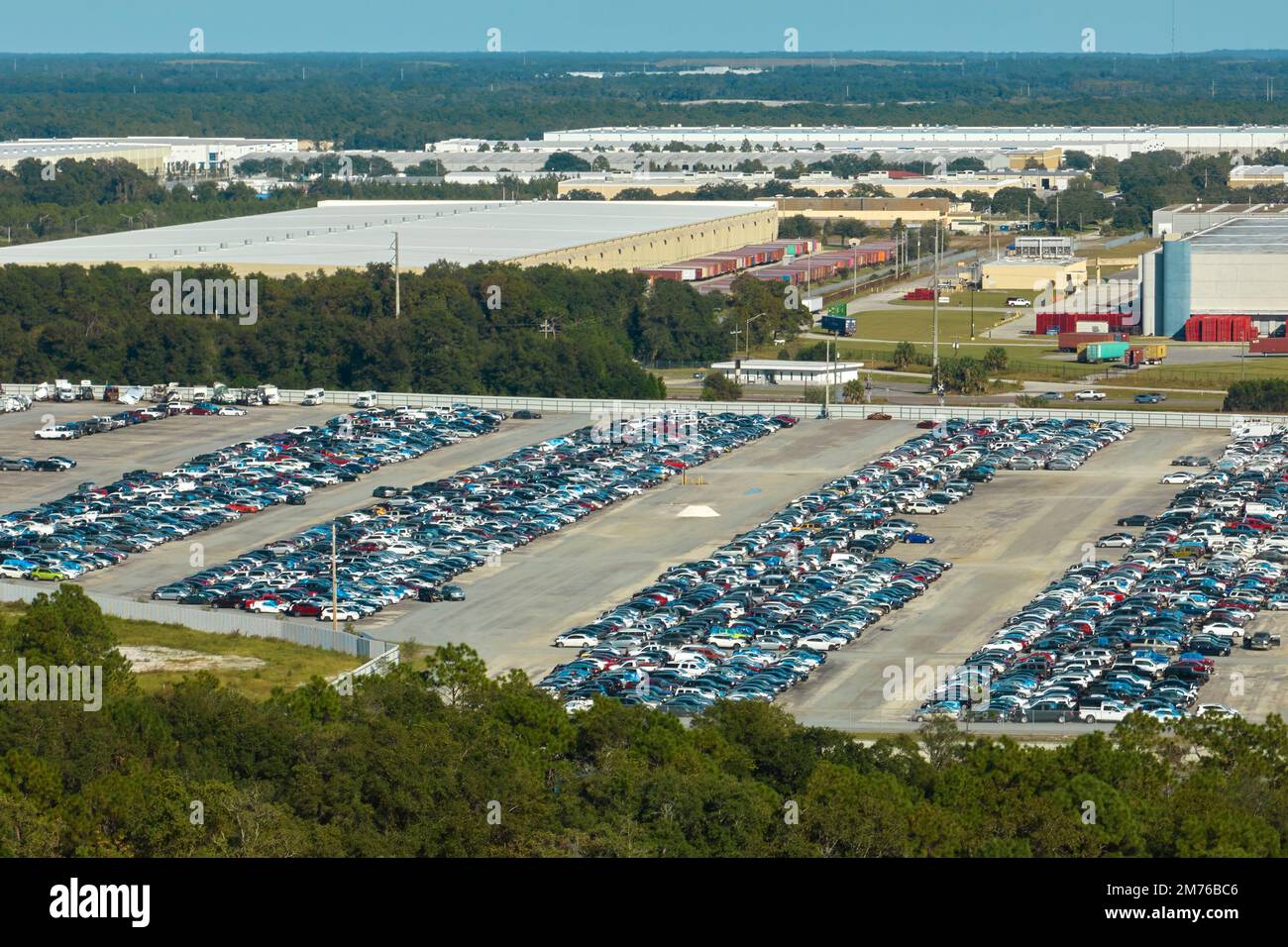 Luftaufnahme des großen Parkplatzes des Auktionshändlers mit geparkten Autos, die für Remarketing-Services bereit sind. Verkauf von Gebrauchtfahrzeugen Stockfoto