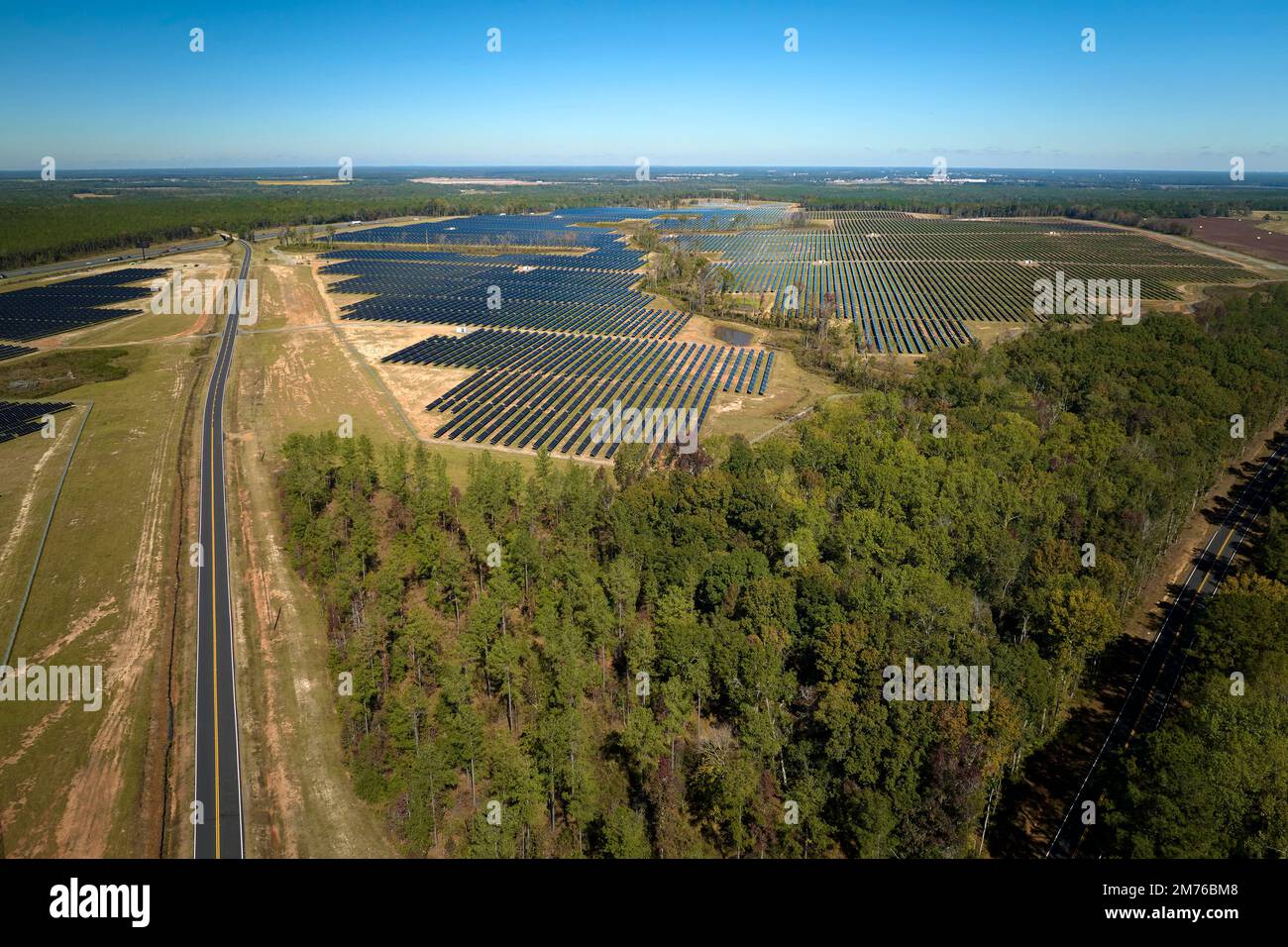 Luftaufnahme eines großen nachhaltigen Elektrokraftwerks mit vielen Reihen von Photovoltaik-Solarzellen zur Erzeugung sauberer elektrischer Energie. Erneuerbar Stockfoto