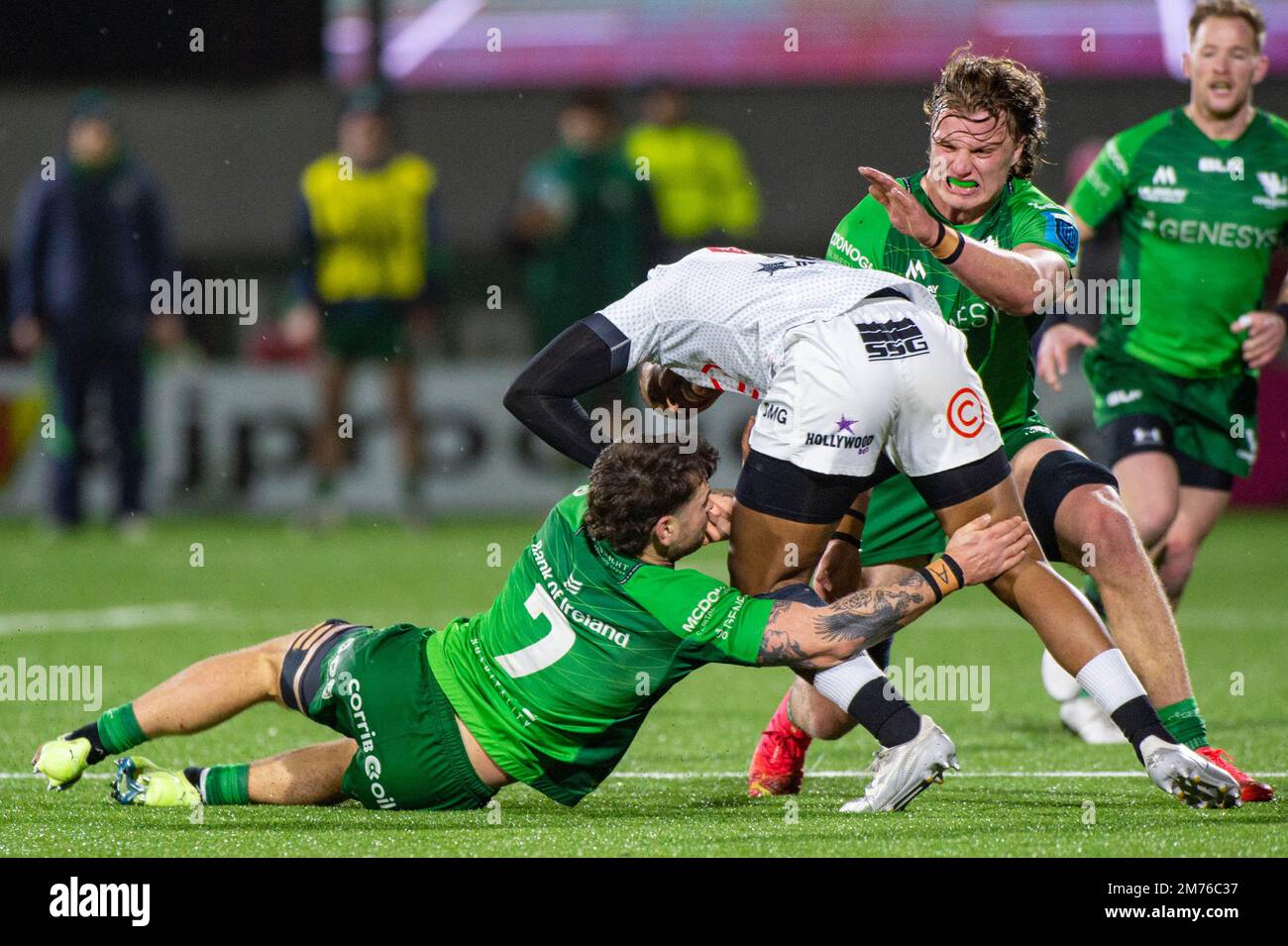 Galway, Irland. 08. Januar 2023. Nevalo Fleurs of Sharks, angegriffen von Conor Oliver von Connacht und Cian Prendergast von Connacht während des Spiels der United Rugby Championship Runde 12 zwischen Connacht Rugby und Cell C Sharks auf dem Sportplatz in Galway, Irland, am 7. Januar 2023 (Foto von Andrew SURMA/Credit: SIPA USA/Alamy Live News Stockfoto