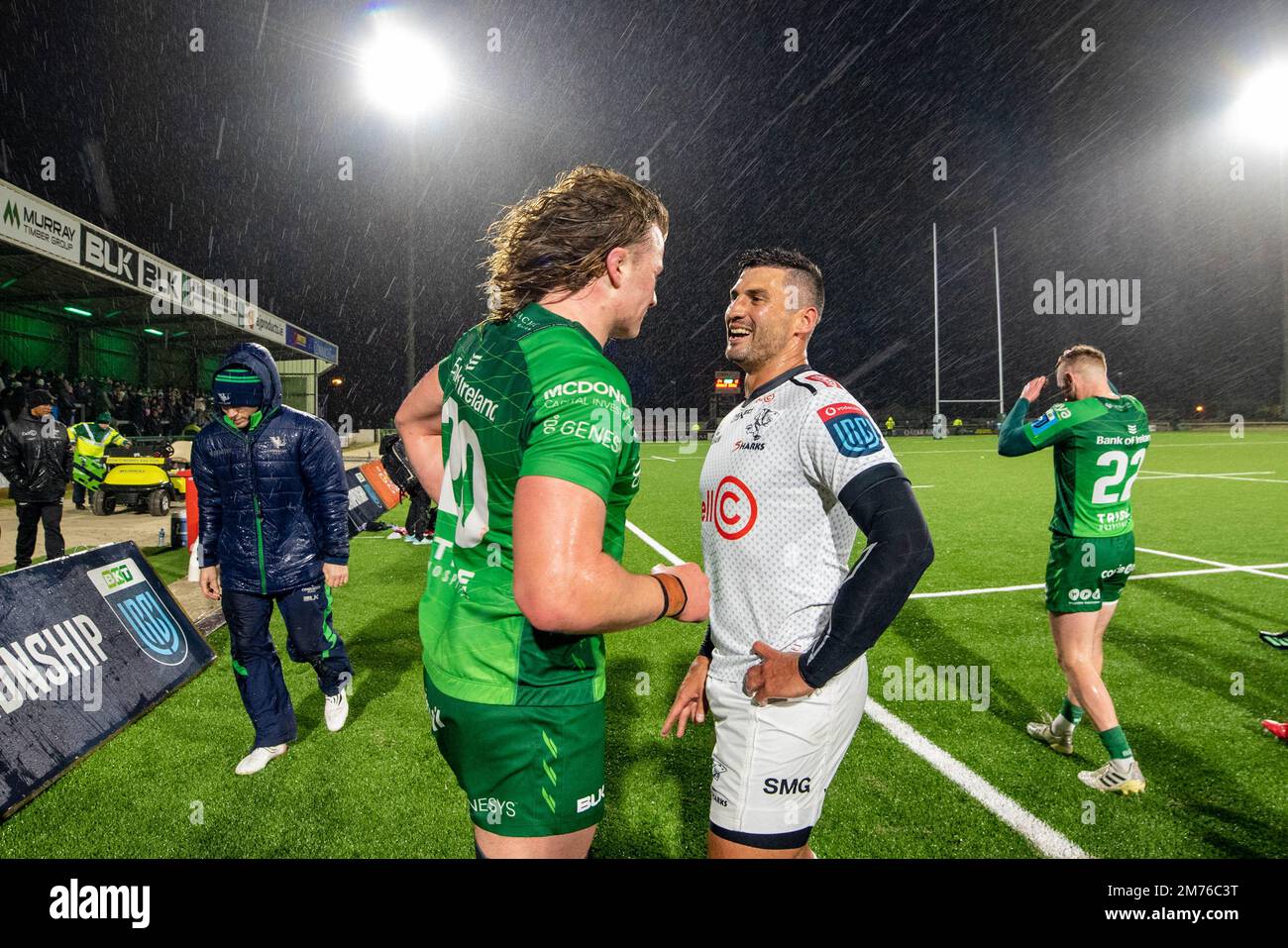 Galway, Irland. 08. Januar 2023. Cian Prendergast von Connacht spricht mit Lionel Cronje von Haien während des Spiels der United Rugby Championship Runde 12 zwischen Connacht Rugby und Cell C Sharks auf dem Sportplatz in Galway, Irland, am 7. Januar 2023 (Foto von Andrew SURMA/Credit: SIPA USA/Alamy Live News) Stockfoto