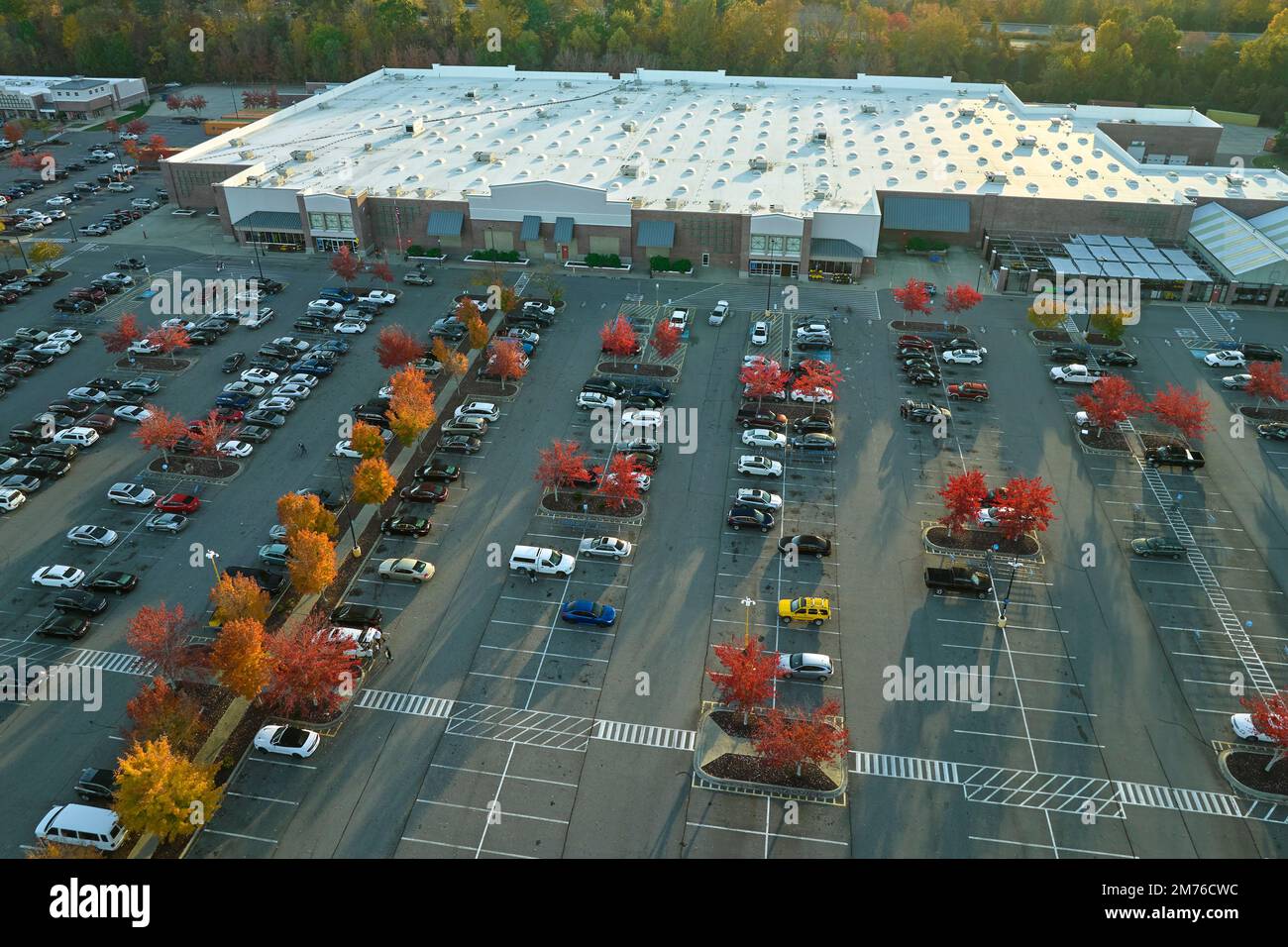 Luftaufnahme des großen Parkplatzes vor dem Getränkegeschäft mit vielen parkenden bunten Autos. Parkplatz am Supercenter Einkaufszentrum mit Linien und Markierung Stockfoto