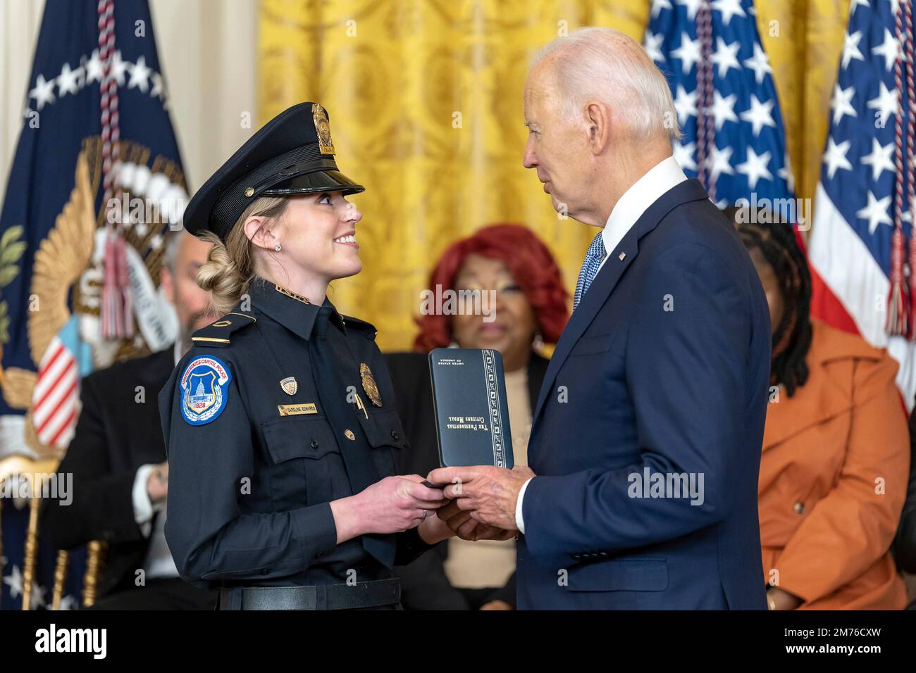 Washington, Vereinigte Staaten Von Amerika. 06. Januar 2023. Washington, Vereinigte Staaten von Amerika. 06. Januar 2023. US-Präsident Joe Biden verleiht der Capitol Police Officer Caroline Edwards, Left, die Presidential Citizens Medal für ihre Rolle bei der Verteidigung des Capitol während einer Zeremonie im East Room des Weißen Hauses am 6. Januar 2023 in Washington, D.C. die Zeremonie war der zweijährige Jahrestag des Aufstands vom 6. Januar. Kredit: Adam Schultz/White House Photo/Alamy Live News Stockfoto