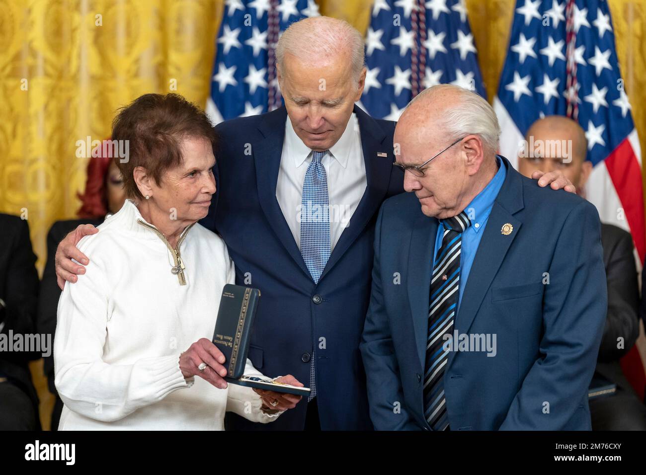 Washington, Vereinigte Staaten Von Amerika. 06. Januar 2023. Washington, Vereinigte Staaten von Amerika. 06. Januar 2023. US-Präsident Joe Biden verleiht den Eltern des Capitol Police Officer Brian D. Sicknick die Presidential Citizens Medal. Der während einer Zeremonie im Ostzimmer des Weißen Hauses am 6. Januar 2023 in Washington, DC, bei der Verteidigung des Kapitols starb. Die Zeremonie war der zweijährige Jahrestag des Aufstands vom 6. Januar. Kredit: Adam Schultz/White House Photo/Alamy Live News Stockfoto