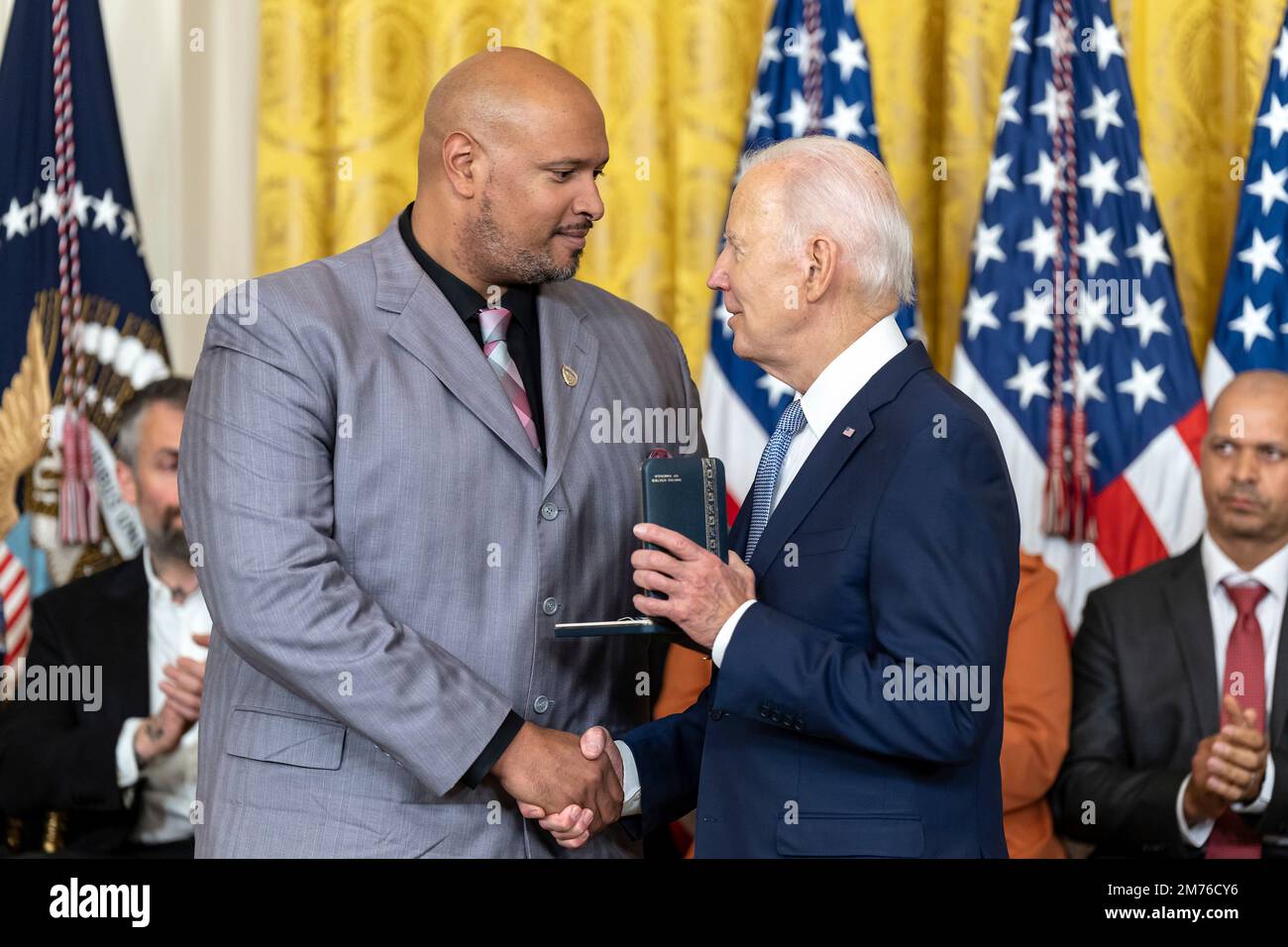 Washington, Vereinigte Staaten Von Amerika. 06. Januar 2023. Washington, Vereinigte Staaten von Amerika. 06. Januar 2023. US-Präsident Joe Biden verleiht dem Capitol Police Officer Harry A. Dunn, Left, die Präsidentenmedaille für seine Rolle bei der Verteidigung des Capitol während einer Zeremonie im East Room des Weißen Hauses am 6. Januar 2023 in Washington. DC die Zeremonie war der zweijährige Jahrestag des Aufstands vom 6. Januar. Kredit: Adam Schultz/White House Photo/Alamy Live News Stockfoto