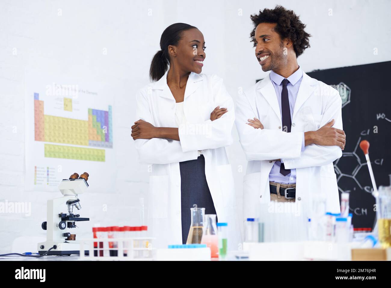 Laborpartner verbinden sich. Zwei Wissenschaftler, die in ihrem Labor zusammenstanden. Stockfoto