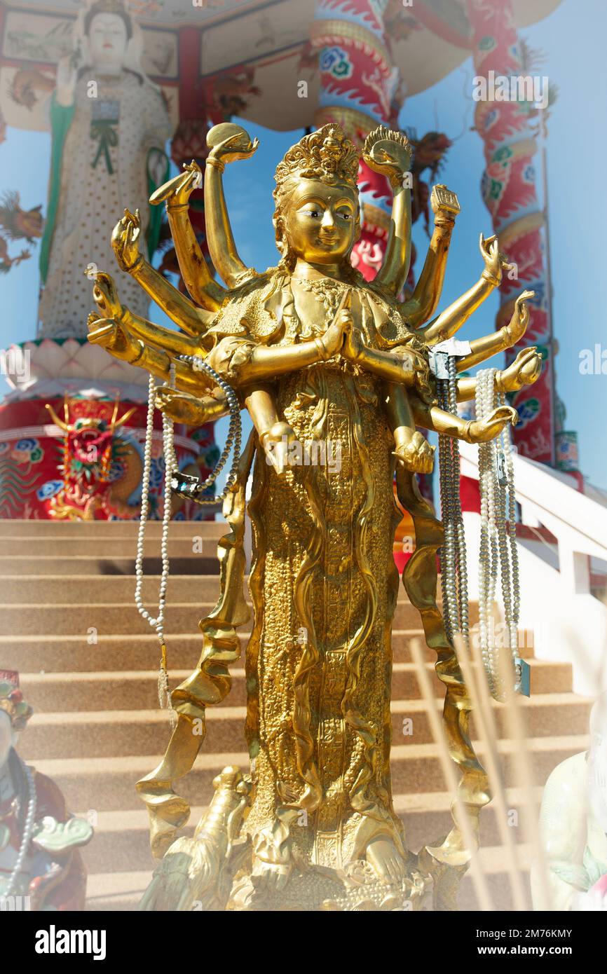 Golden Thousand-Hand Guan Yin steht vor der großen Guan Yin-Statue im chinesischen Pavillon. Stockfoto