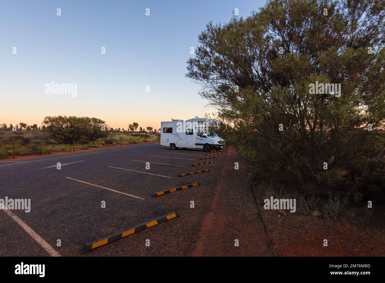 Outback, Australien - 12. November 2022: Wohnmobil auf Roadtrip. Leute auf Reisen Urlaubsabenteuer. Touristen im Mietwagen Wohnmobil Road Trip Stockfoto