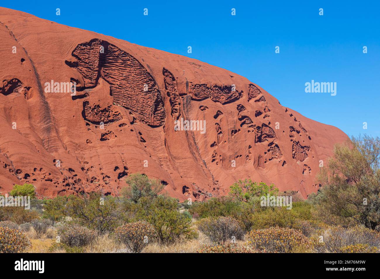 Outback, Australien - 12. November 2022: Blick aus nächster Nähe auf rote Sandsteinfelsen im Zentrum von Australien. Der Uluru oder Ayers Rock im nördlichen Terri Stockfoto