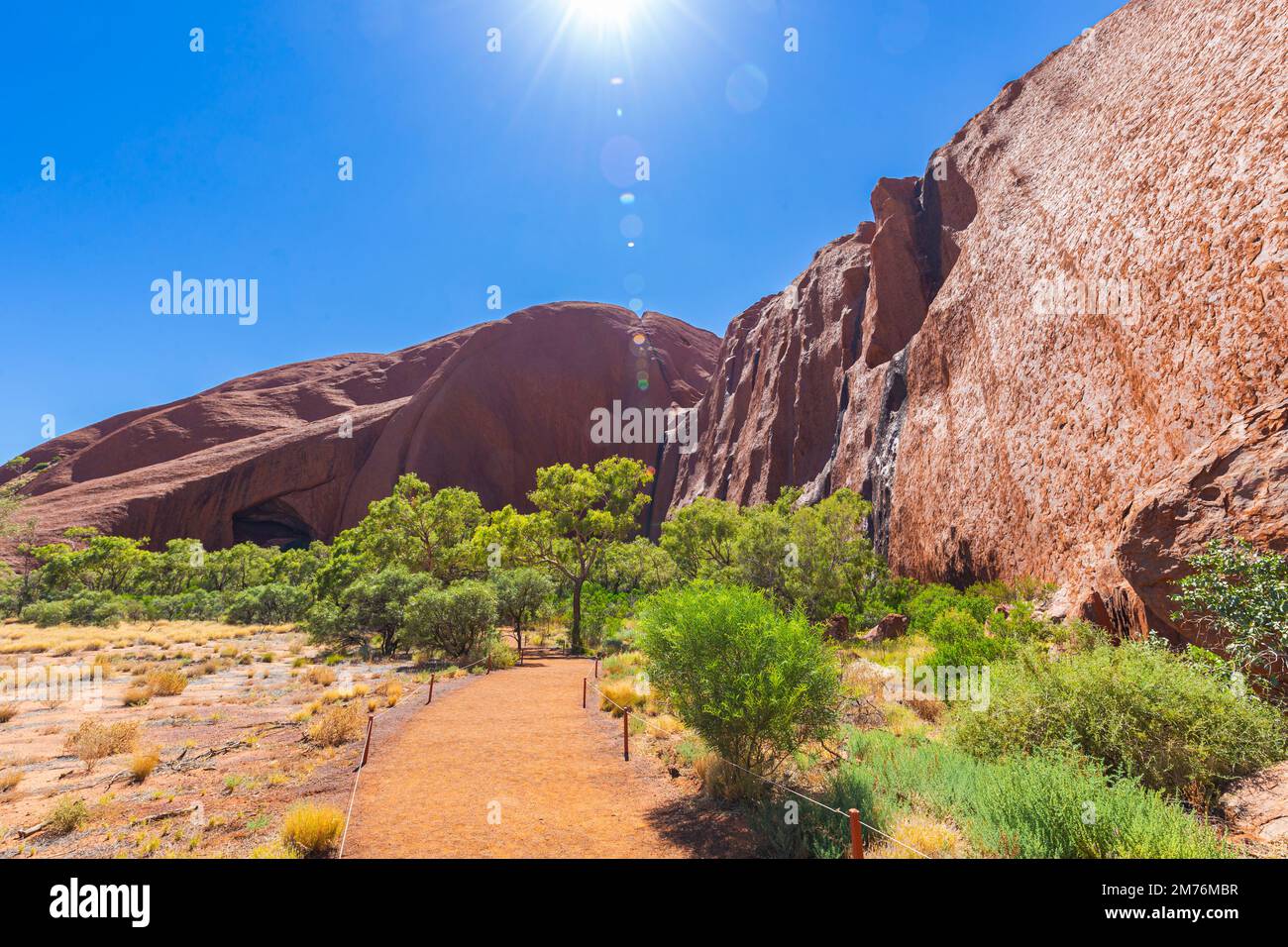 Outback, Australien - 12. November 2022: Blick aus nächster Nähe auf rote Sandsteinfelsen im Zentrum von Australien. Der Uluru oder Ayers Rock im nördlichen Terri Stockfoto