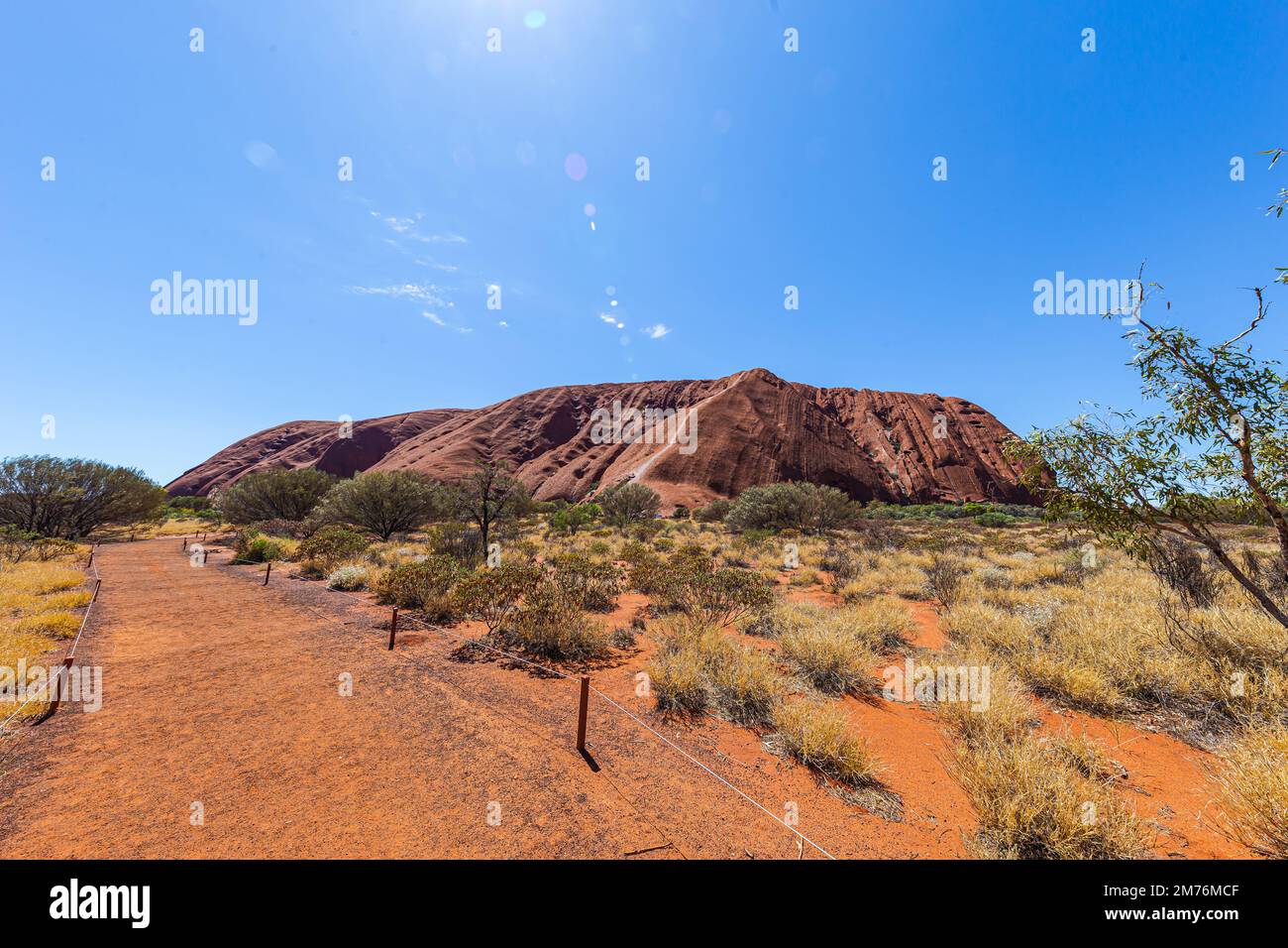 Outback, Australien - 12. November 2022: Blick aus nächster Nähe auf rote Sandsteinfelsen im Zentrum von Australien. Der Uluru oder Ayers Rock im nördlichen Terri Stockfoto