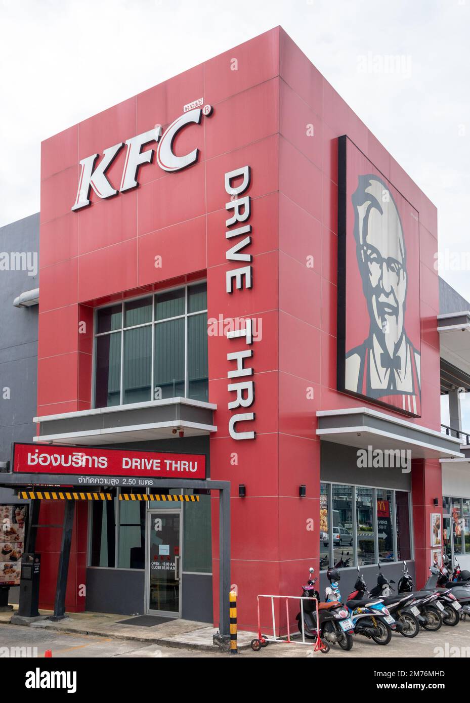 Phuket, Thailand - September 21. 2020: Kentucky Fried Chicken Drive Thru Outlet. KFC-Hühnchen ist im ganzen Land sehr beliebt. Stockfoto