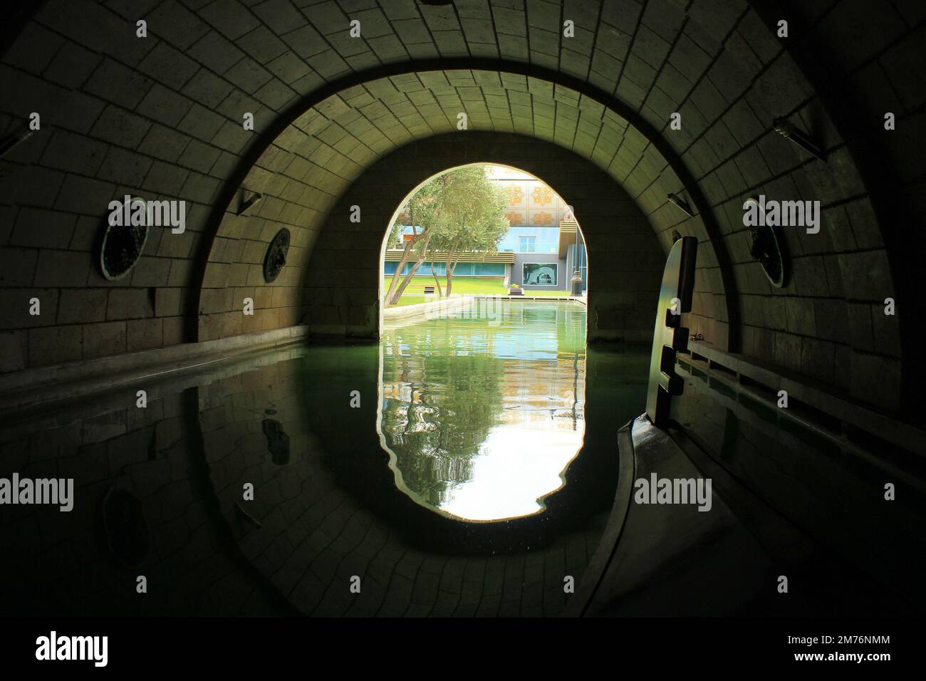 Baku. Aserbaidschan. 09.04.2016. Tunnel von innen in venedig auf dem Boulevard. Stockfoto