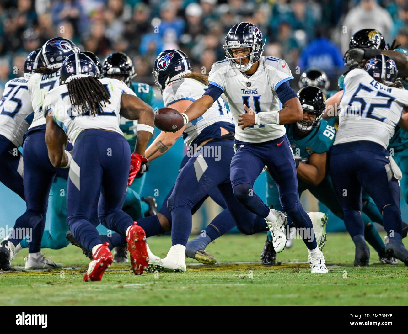 Jacksonville, Florida, USA. 7. Januar 2023. Der Quarterback der Tennessee Titans Joshua Dobbs (11) übergibt den Ball während eines Spiels in Jacksonville, Florida, an die Tennessee Titans, die Derrick Henry (22) zurückverfolgen. Romeo T Guzman/CSM/Alamy Live News Stockfoto