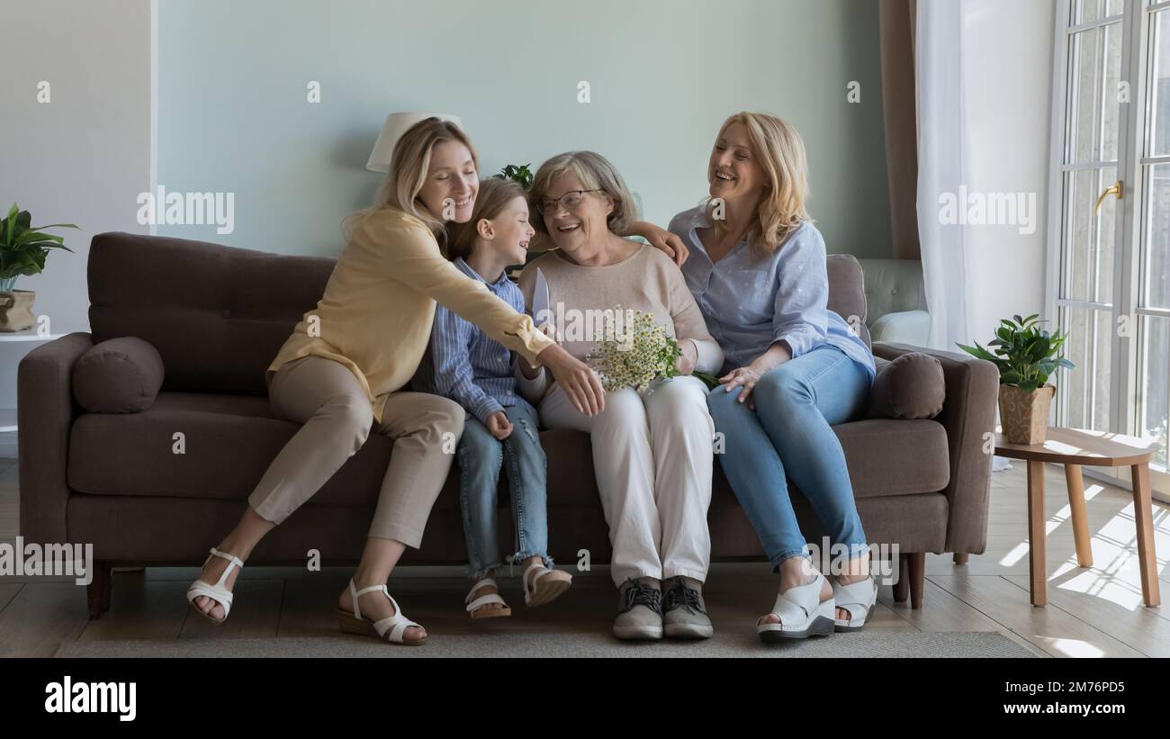 Glückliche Mädchen und Frauen von vier Generationen, die den Muttertag feiern Stockfoto