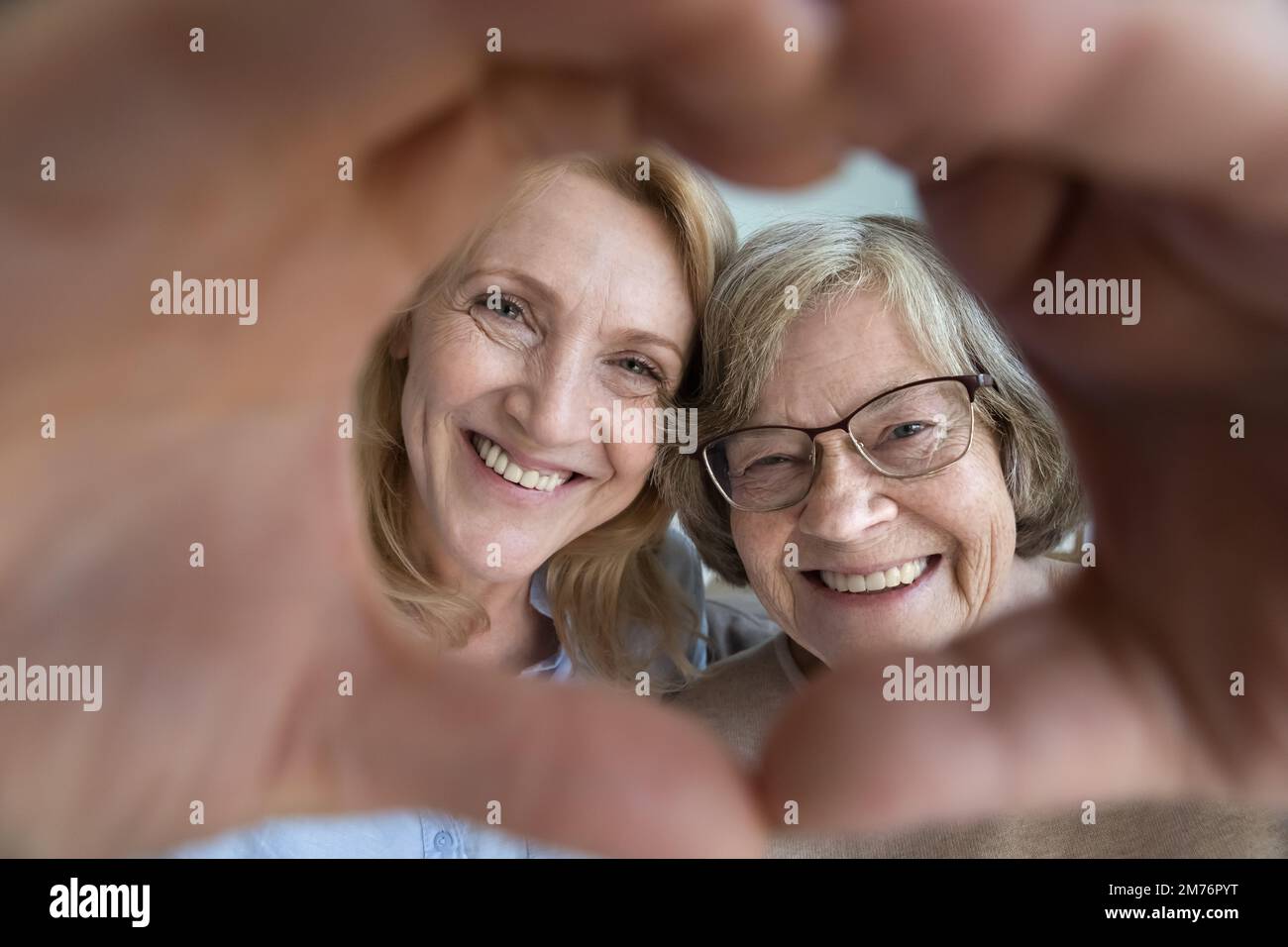 Glückliche ältere Mutter und reife Tochter, die in die Kamera schaut Stockfoto