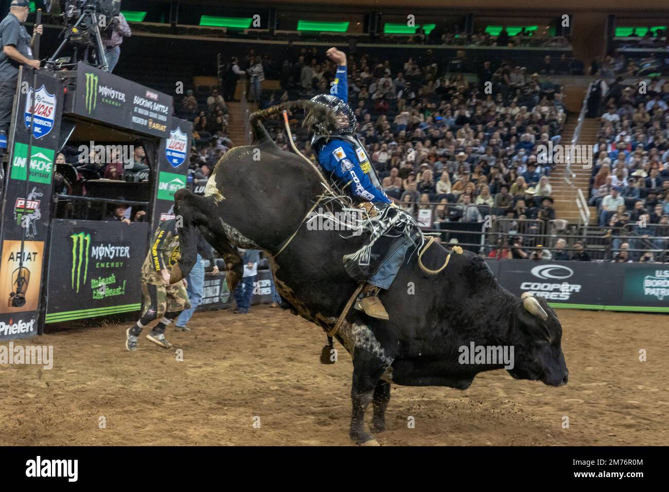 New York, Usa. 06. Januar 2023. Mayson Taylor reitet Sky's Limit während des Professional Bull Riders 2023 Unleash the Beast Events im Madison Square Garden in New York City. Kredit: SOPA Images Limited/Alamy Live News Stockfoto
