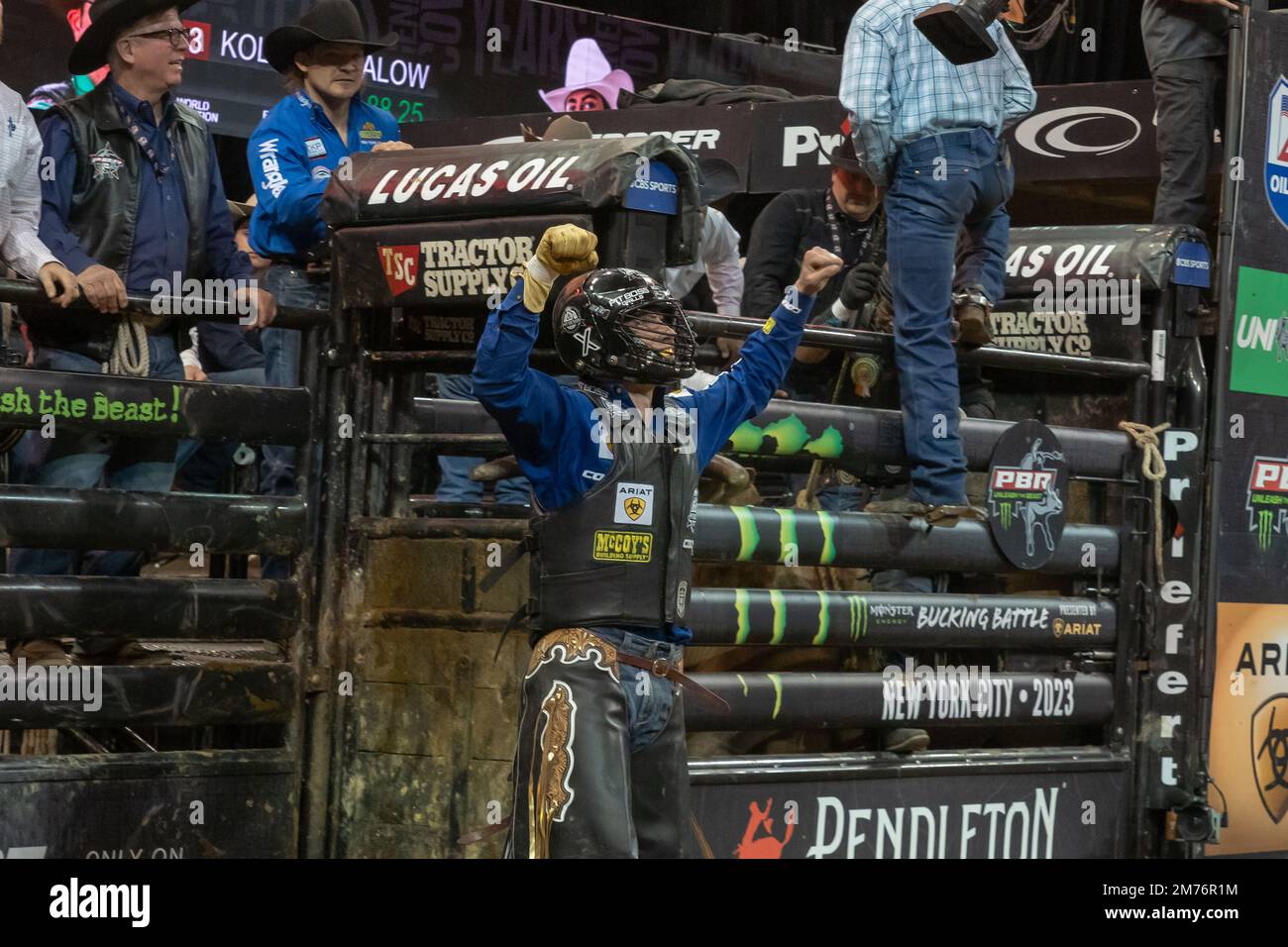 New York, Usa. 06. Januar 2023. Mayson Taylor reitet Sky's Limit während des Professional Bull Riders 2023 Unleash the Beast Events im Madison Square Garden in New York City. Kredit: SOPA Images Limited/Alamy Live News Stockfoto