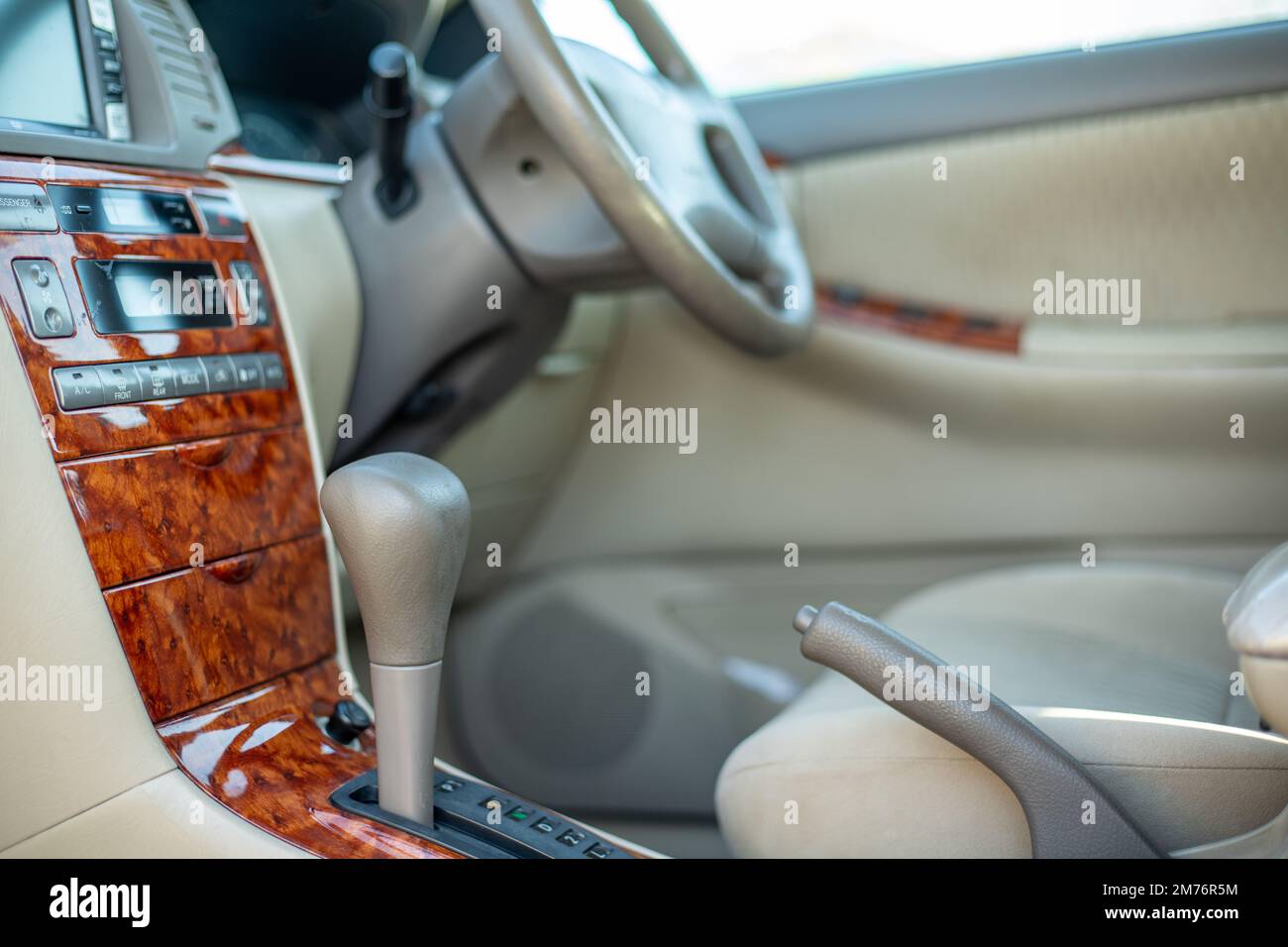 Handbremshebel in einem Fahrzeug nach oben Stockfoto