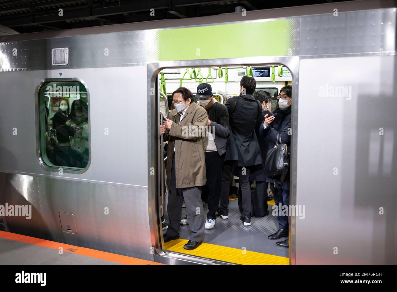 Tokio, Japan. 6. Januar 2023. Pendler, die mit dem Zug der JR East Yamanote-Linie unterwegs sind, am Vorabend der geplanten zweitägigen Schließung der äußeren Umgehungsstraße der verkehrsreichsten U-Bahn-Linie der Welt für Bauarbeiten. Die Yamanote-Linie verläuft im Kreis und hält an wichtigen Handelszentren Tokios wie Shinjuku und Tokyo Station, Und ist stark überlastet und häufig mit Millionen von Fahrern pro Tag überlastet. Schließung am Wochenende von Osaki nach Ikebukero ist notwendig für Renovierungsarbeiten am Bahnhof Shibuya, um die Yamanote-Linie auf eine neue Plattform zu verlegen, um Platz für neue zu machen Stockfoto