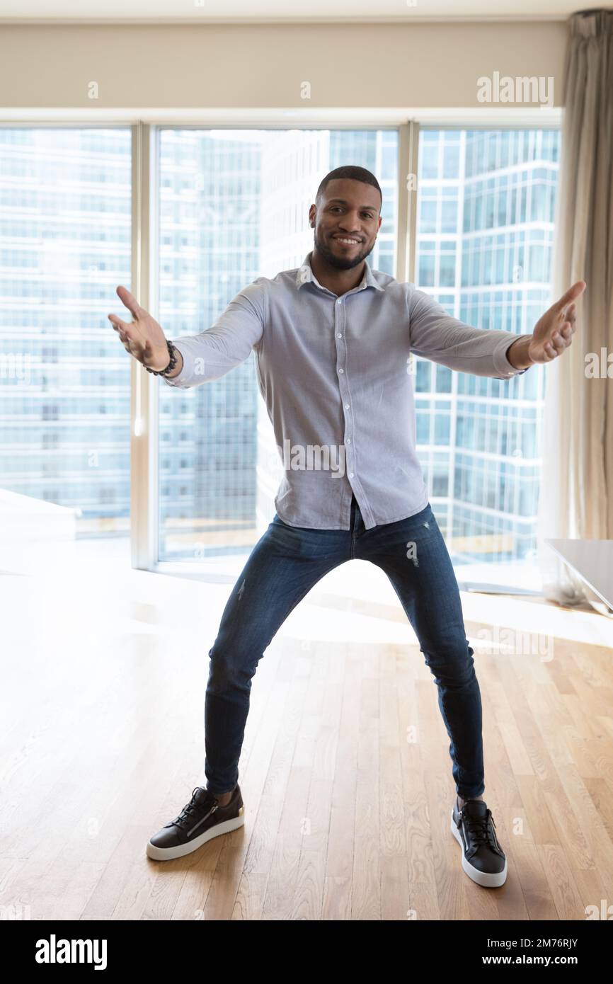 Ein afrikanischer Mann, der zur Musik geht, sieht in die Kamera Stockfoto