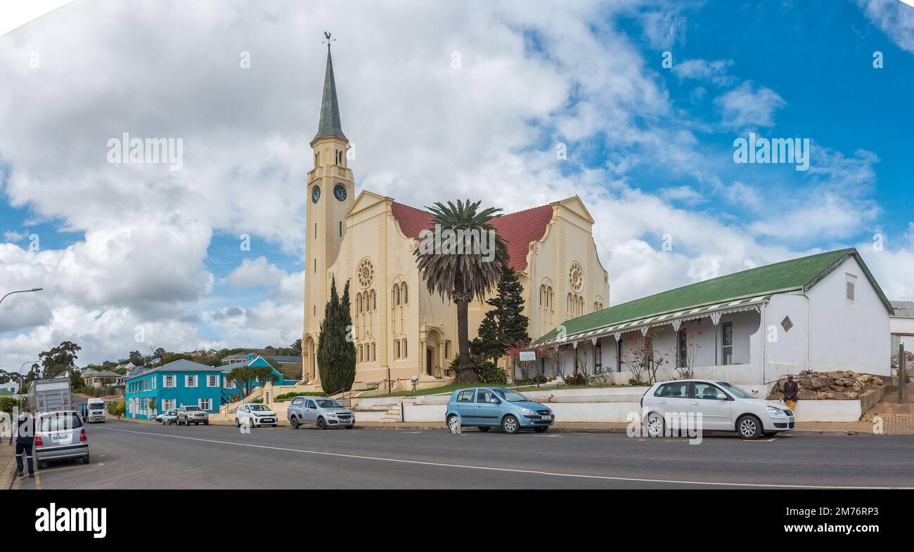 Napier, Südafrika - 23. September 2022: Eine Straßenszene in Napier in der Provinz Westkap. Die niederländische Reformkirche und die Shiloh Mutter und Baby C. Stockfoto