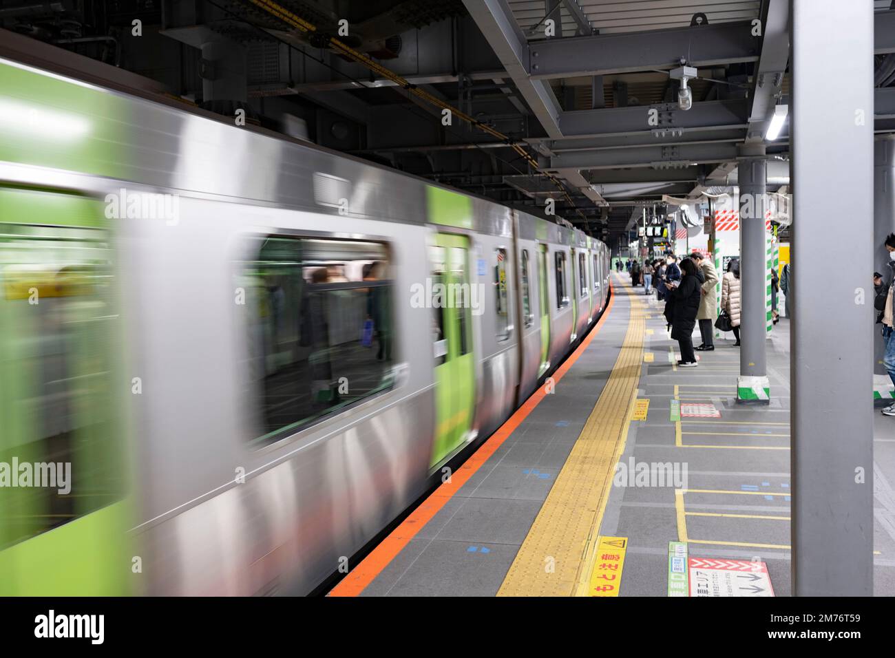 Tokio, Japan. 6. Januar 2023. Pendler, die mit dem Zug der JR East Yamanote-Linie unterwegs sind, am Vorabend der geplanten zweitägigen Schließung der äußeren Umgehungsstraße der verkehrsreichsten U-Bahn-Linie der Welt für Bauarbeiten. Die Yamanote-Linie verläuft im Kreis und hält an wichtigen Handelszentren Tokios wie Shinjuku und Tokyo Station, Und ist stark überlastet und häufig mit Millionen von Fahrern pro Tag überlastet. Schließung am Wochenende von Osaki nach Ikebukero ist notwendig für Renovierungsarbeiten am Bahnhof Shibuya, um die Yamanote-Linie auf eine neue Plattform zu verlegen, um Platz für neue zu machen Stockfoto