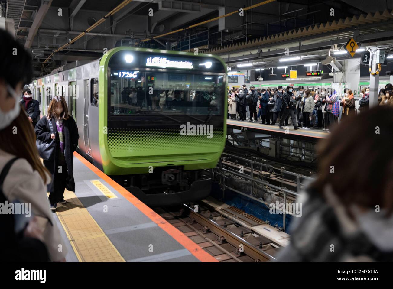 Tokio, Japan. 6. Januar 2023. Pendler, die mit dem Zug der JR East Yamanote-Linie unterwegs sind, am Vorabend der geplanten zweitägigen Schließung der äußeren Umgehungsstraße der verkehrsreichsten U-Bahn-Linie der Welt für Bauarbeiten. Die Yamanote-Linie verläuft im Kreis und hält an wichtigen Handelszentren Tokios wie Shinjuku und Tokyo Station, Und ist stark überlastet und häufig mit Millionen von Fahrern pro Tag überlastet. Schließung am Wochenende von Osaki nach Ikebukero ist notwendig für Renovierungsarbeiten am Bahnhof Shibuya, um die Yamanote-Linie auf eine neue Plattform zu verlegen, um Platz für neue zu machen Stockfoto