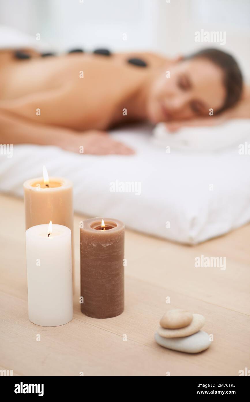 Totale ruhige Entspannung. Eine wunderschöne junge Frau, die eine Hot-Stone-Massage genießt. Stockfoto